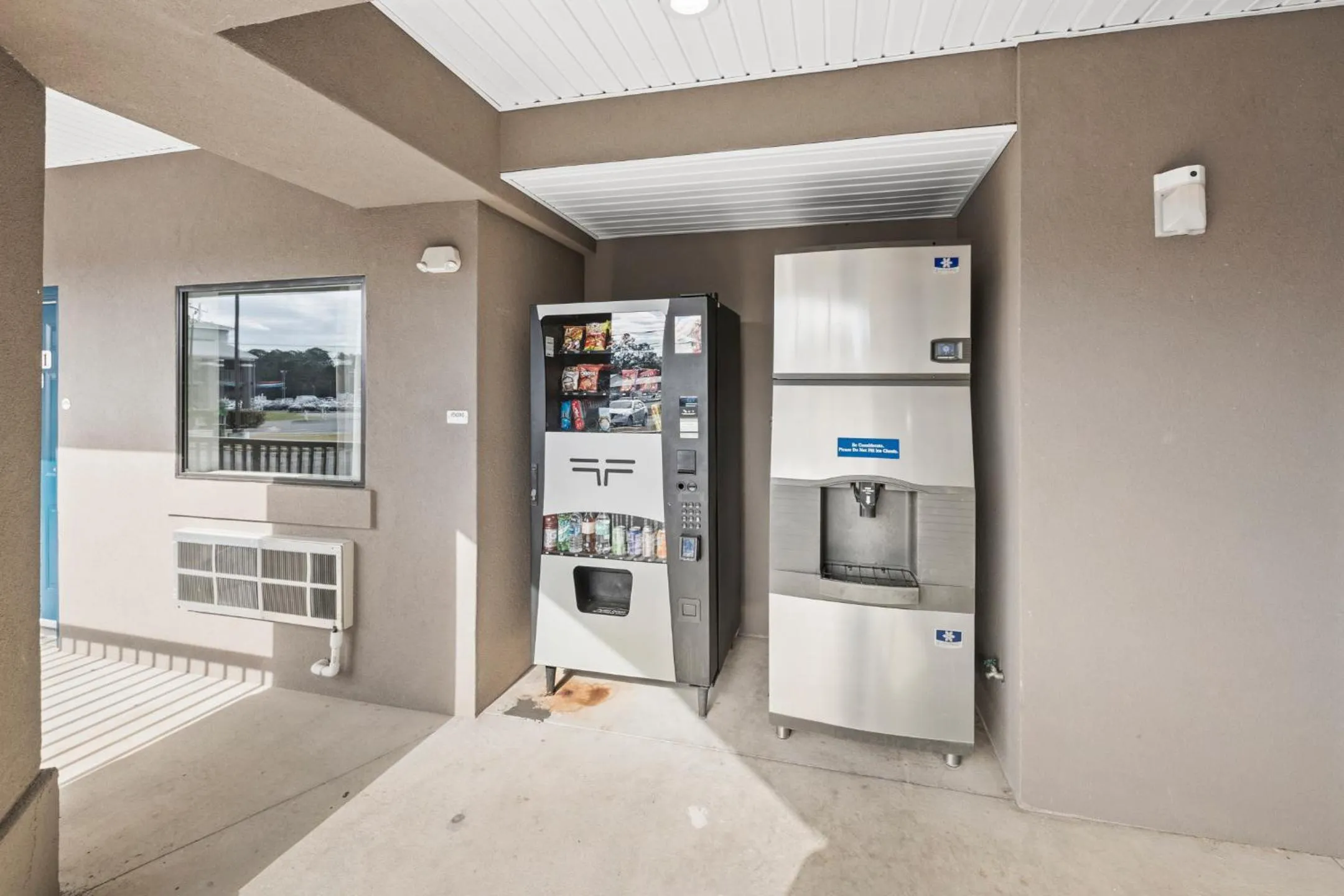 vending machine in Motel 6-Moultrie, GA
