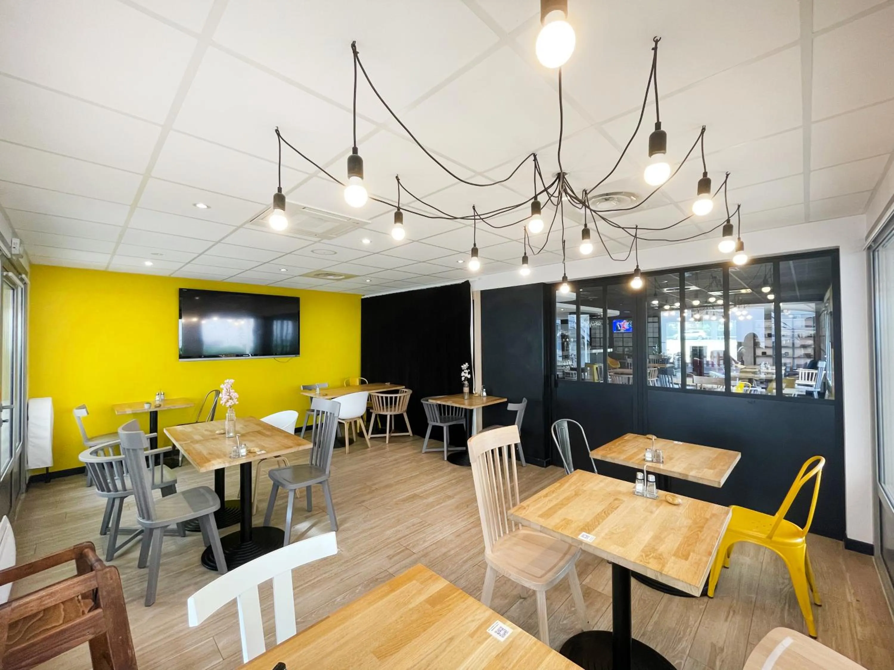 Restaurant/places to eat in Campanile Hotel Senlis