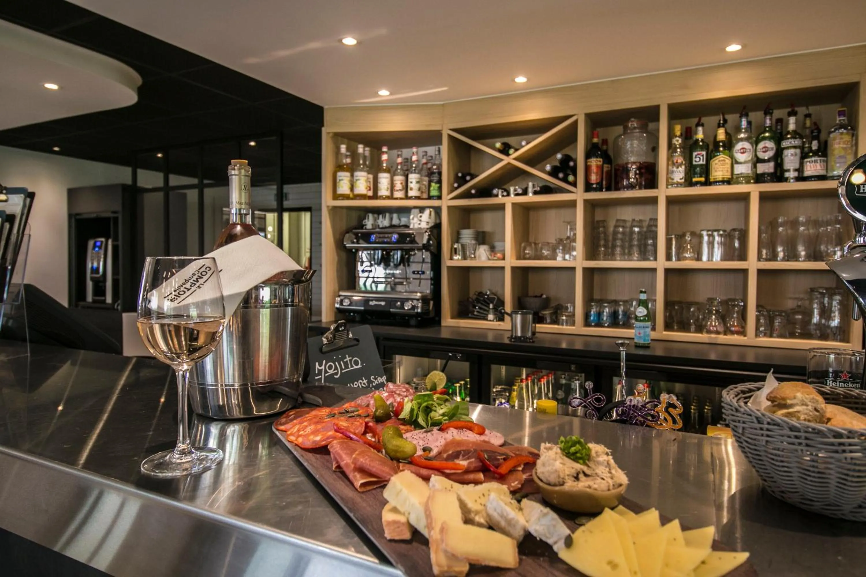 Restaurant/places to eat in Campanile Hotel Senlis