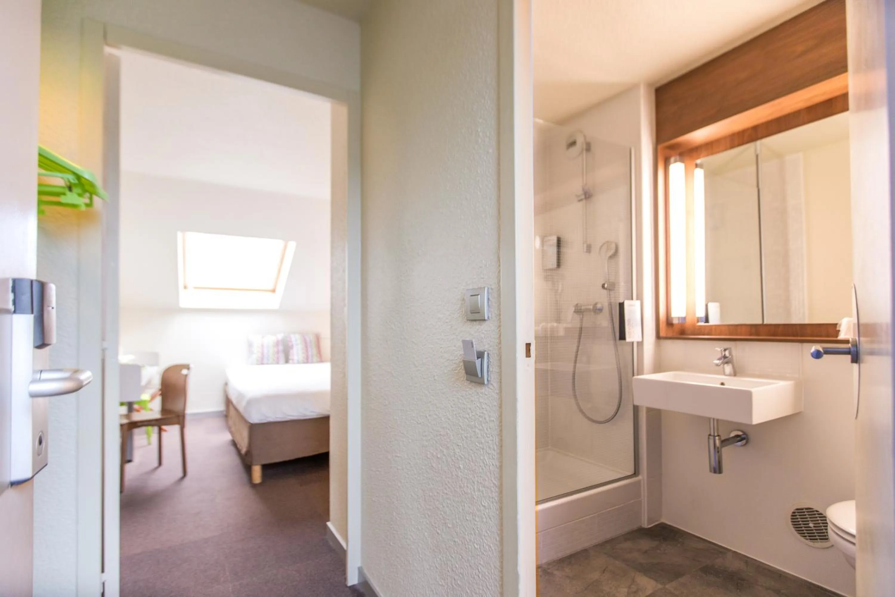 Shower in Campanile Hotel Senlis