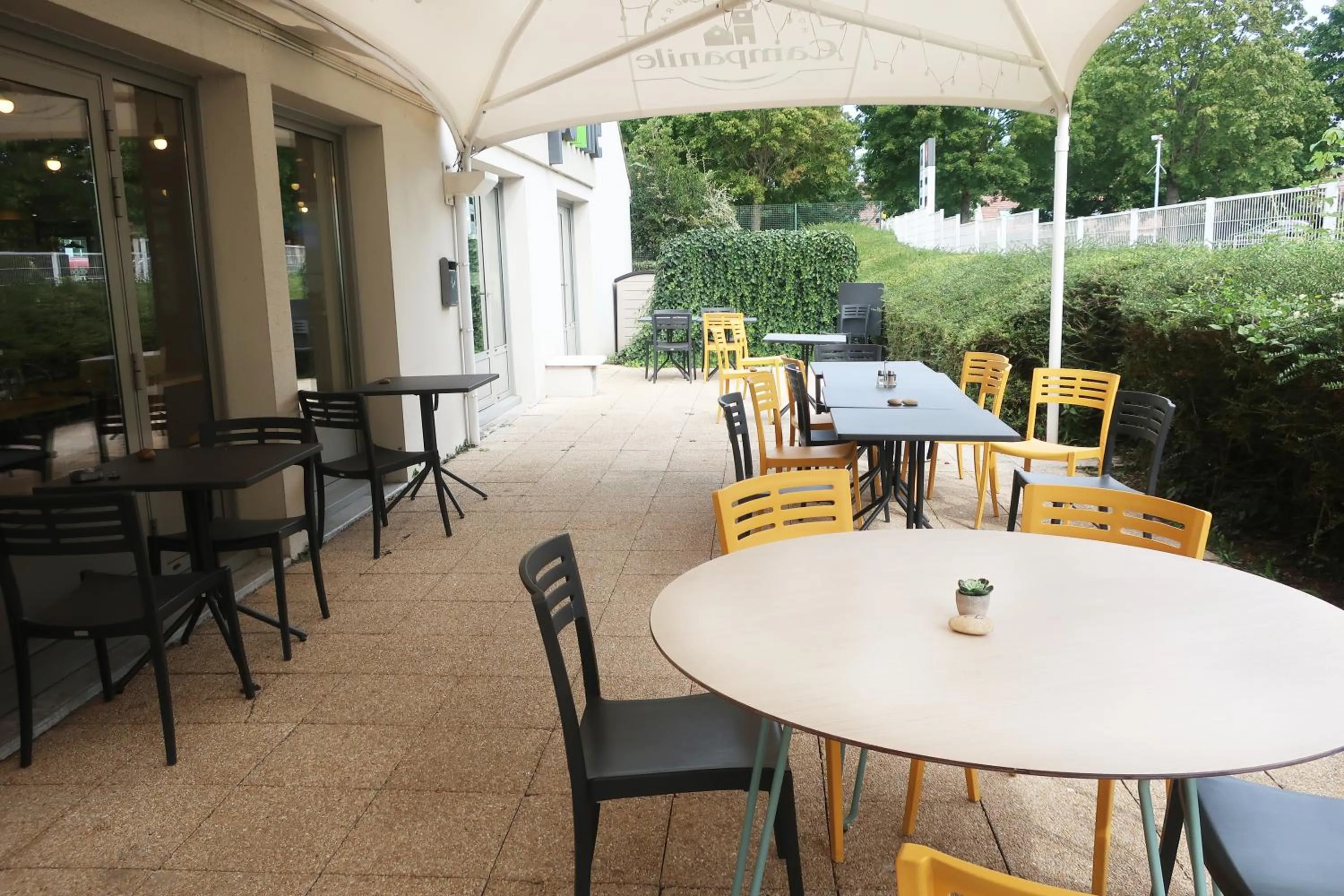 Patio in Campanile Hotel Senlis