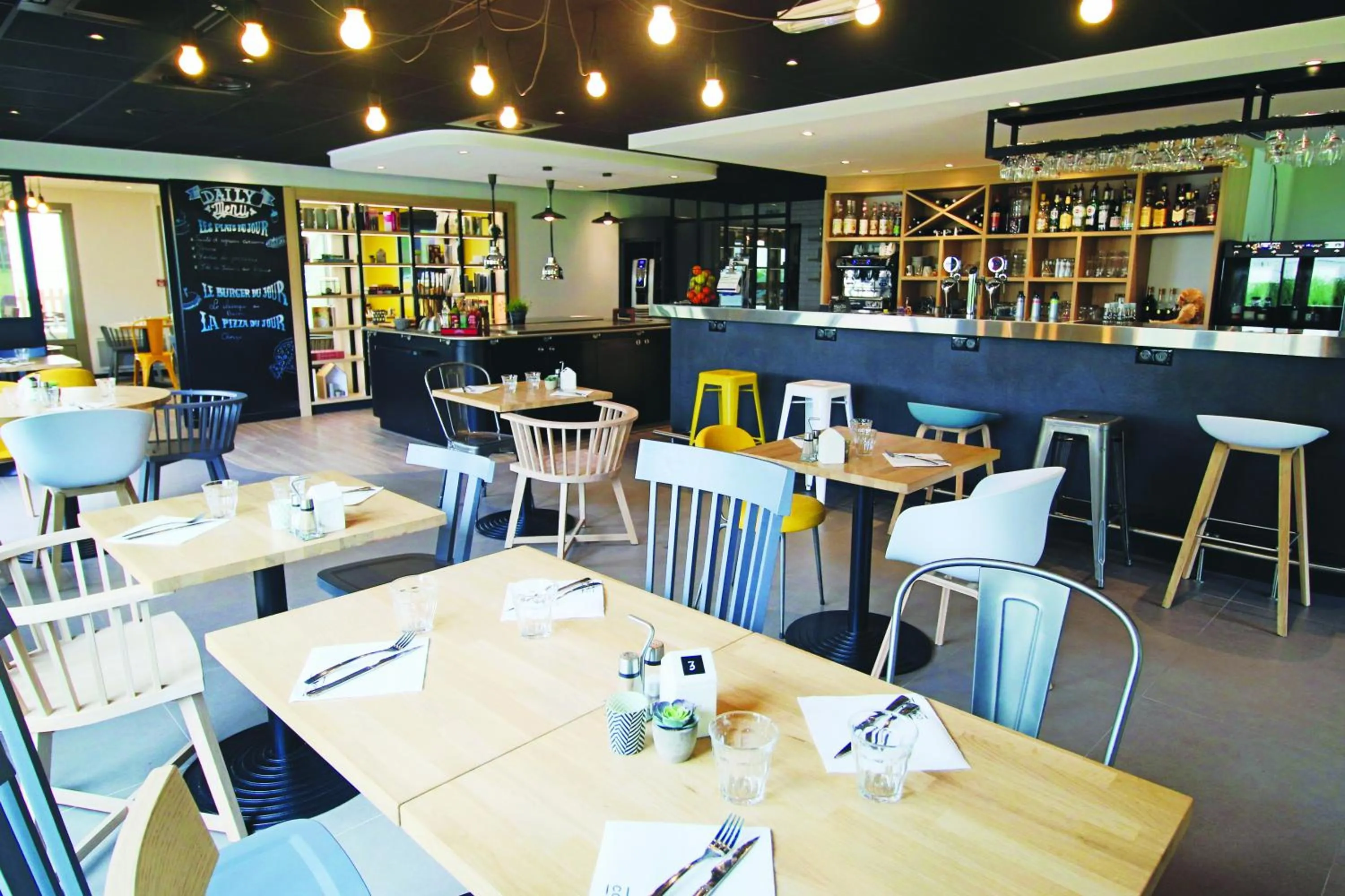 Restaurant/places to eat in Campanile Hotel Senlis