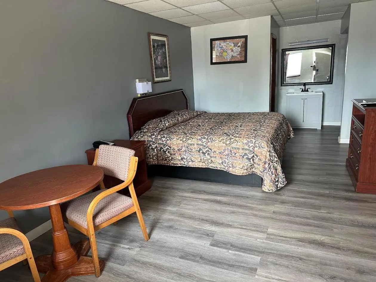 Bed in Budget Inn-Gadsden