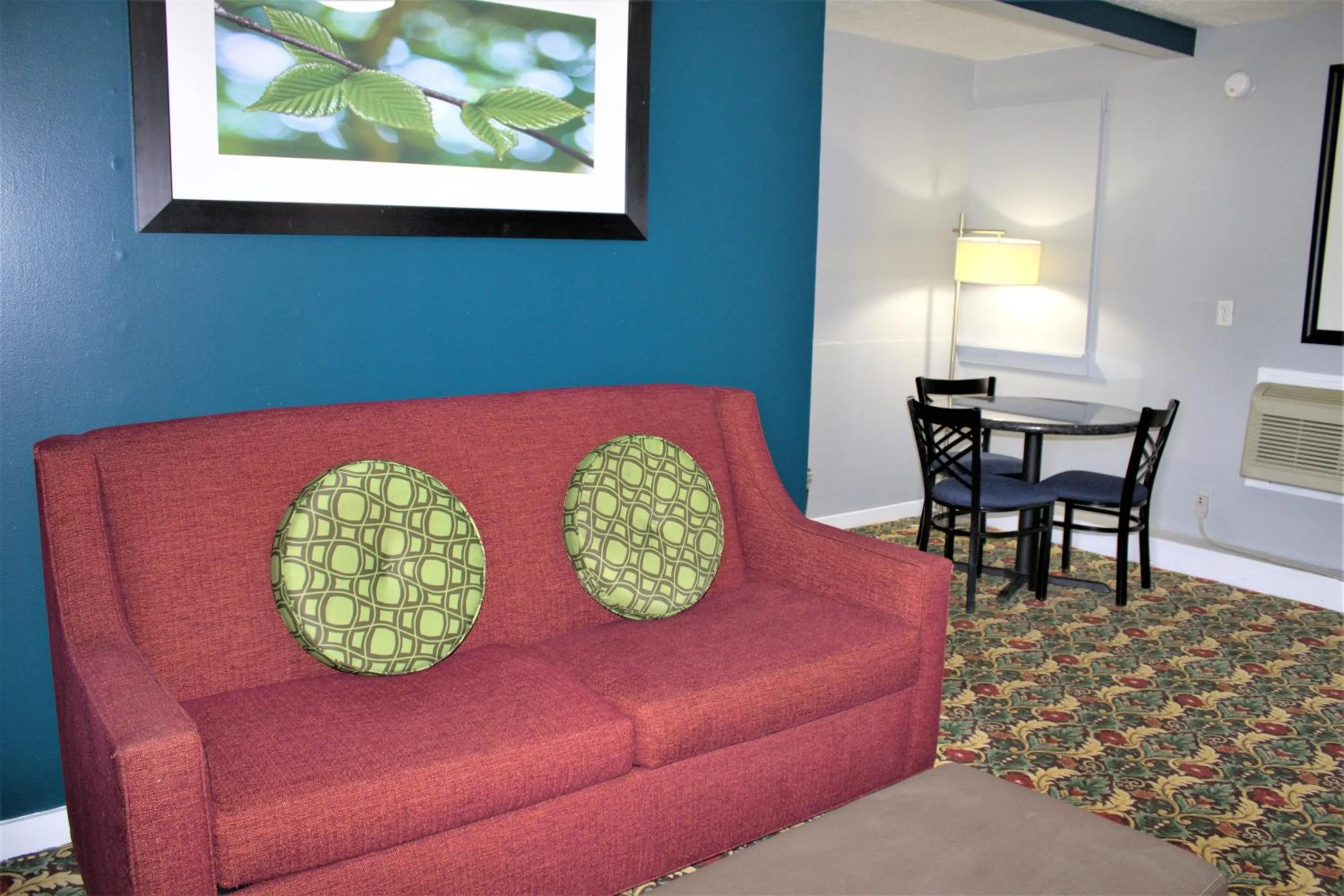 Hometowne Inn & Suites