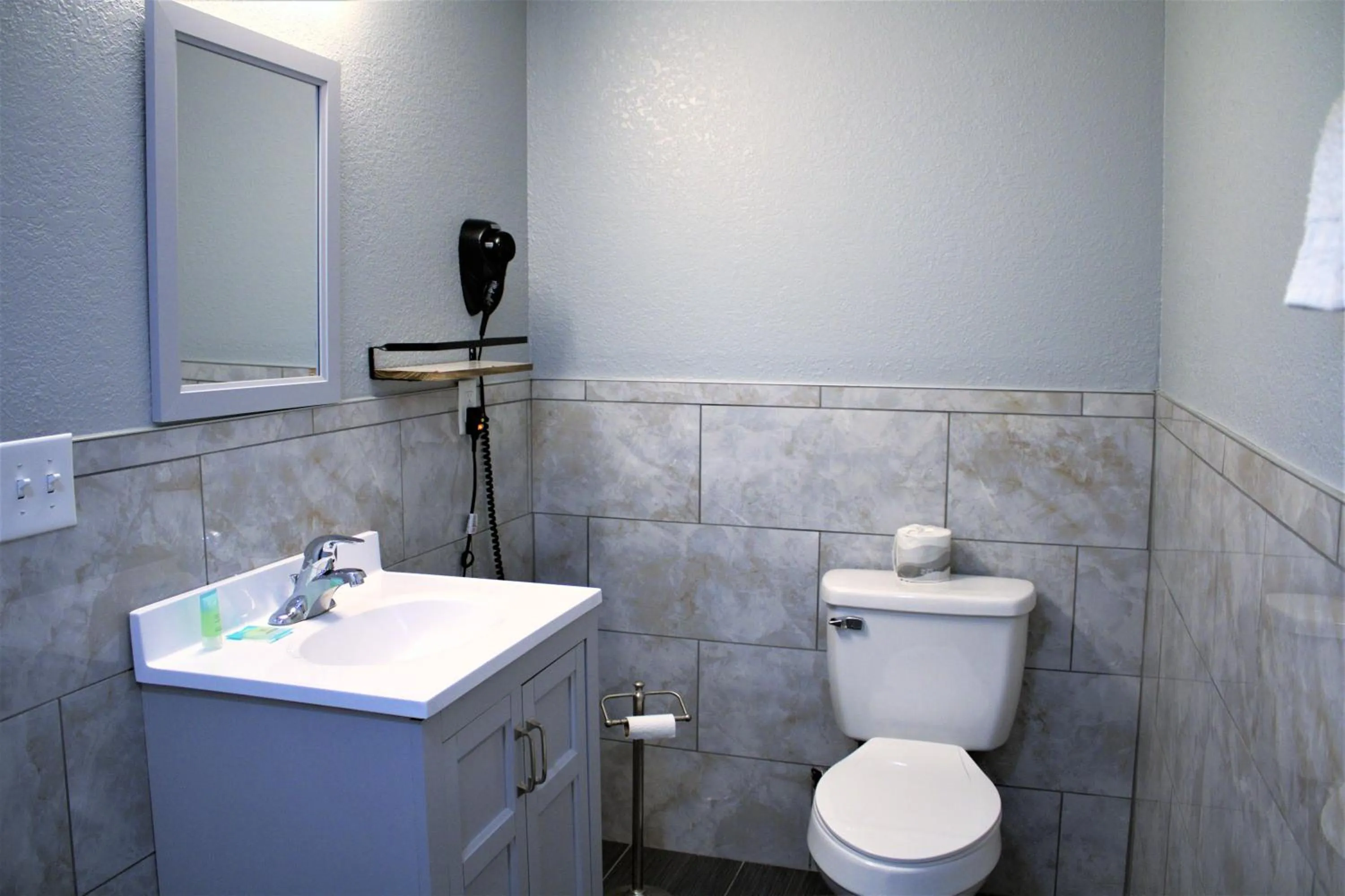 Hometowne Inn & Suites