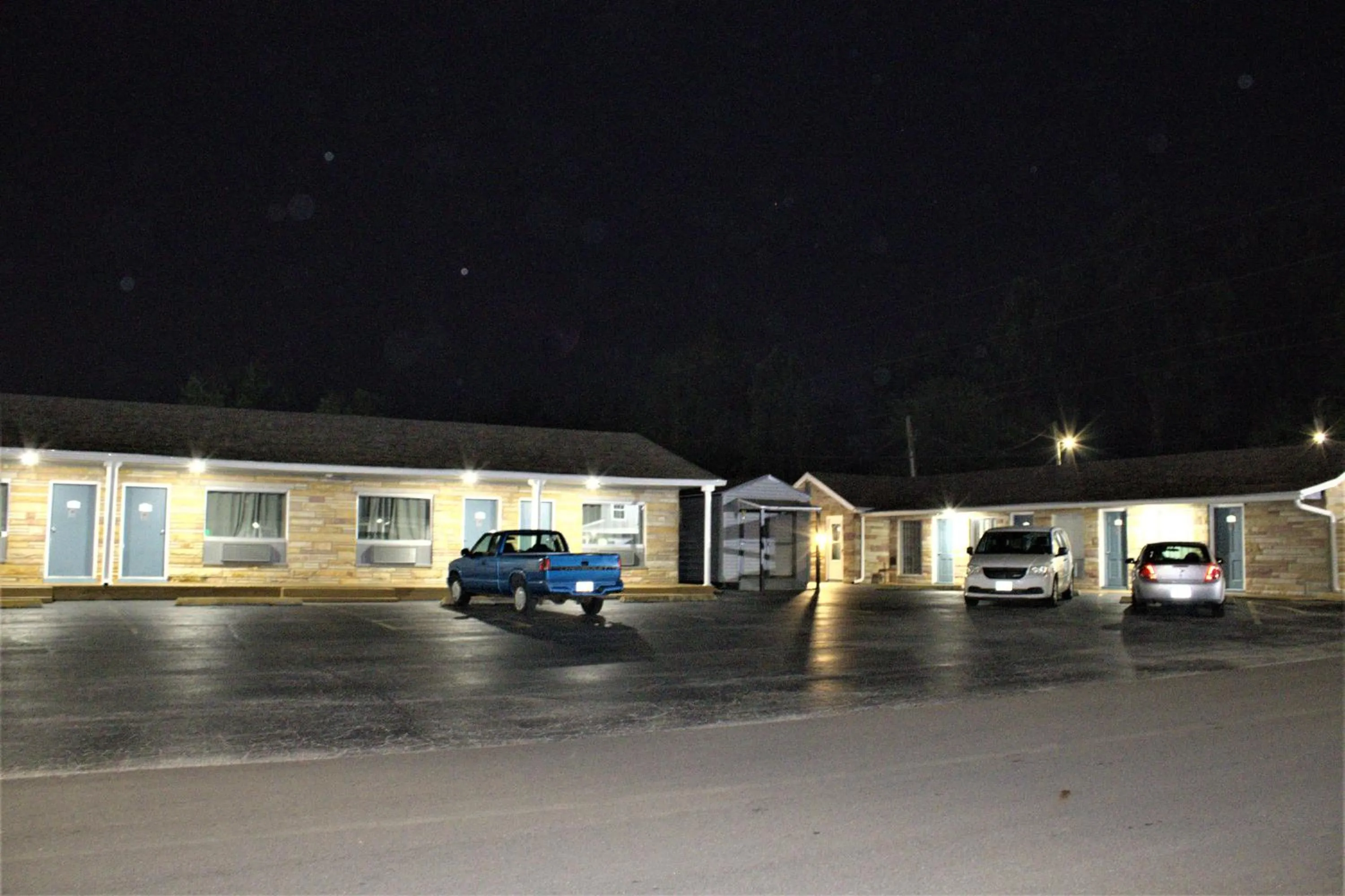 Hometowne Inn & Suites