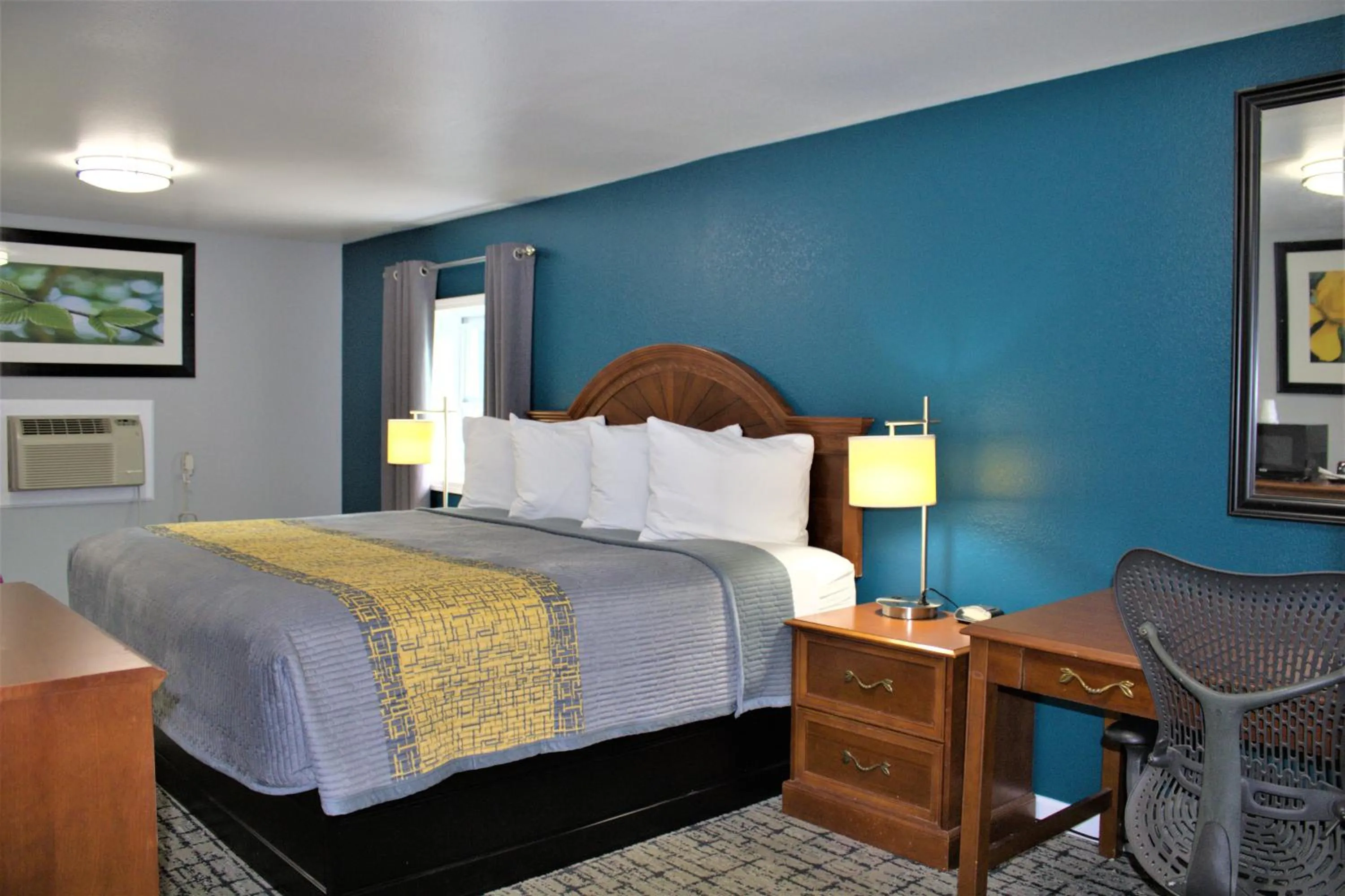 Bed in Hometowne Inn & Suites