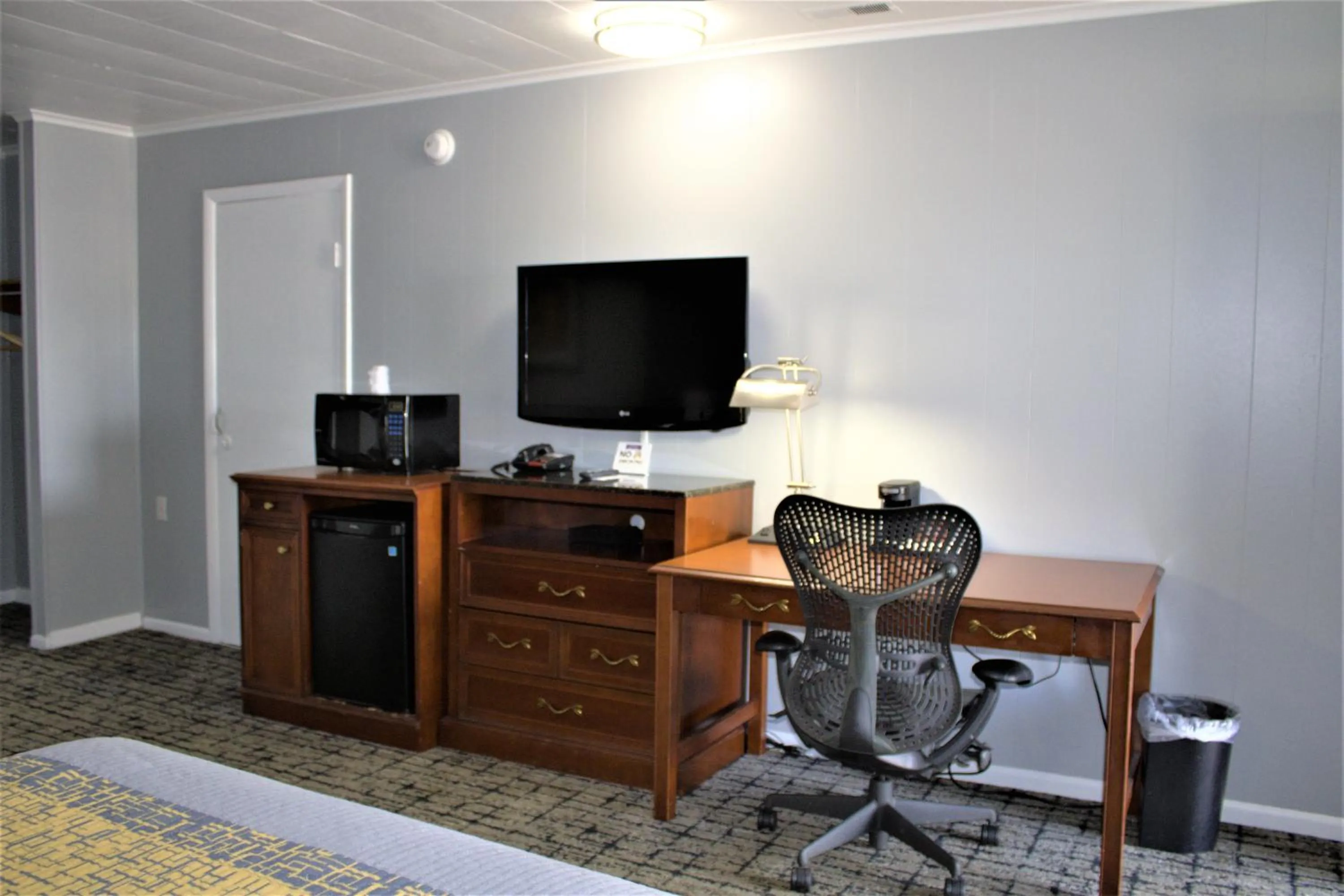 TV and multimedia in Hometowne Inn & Suites