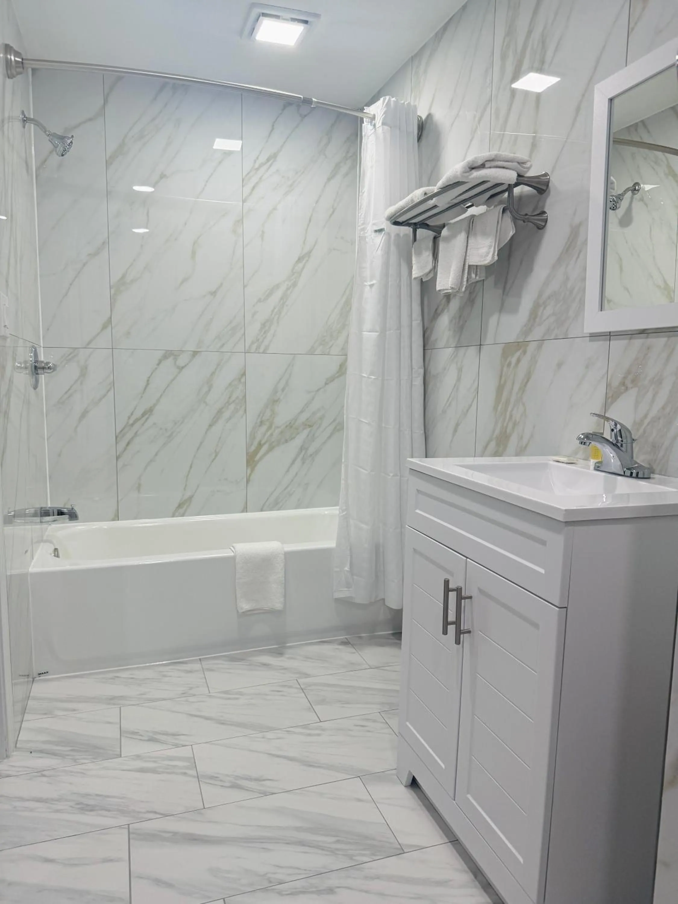 Hometowne Inn & Suites