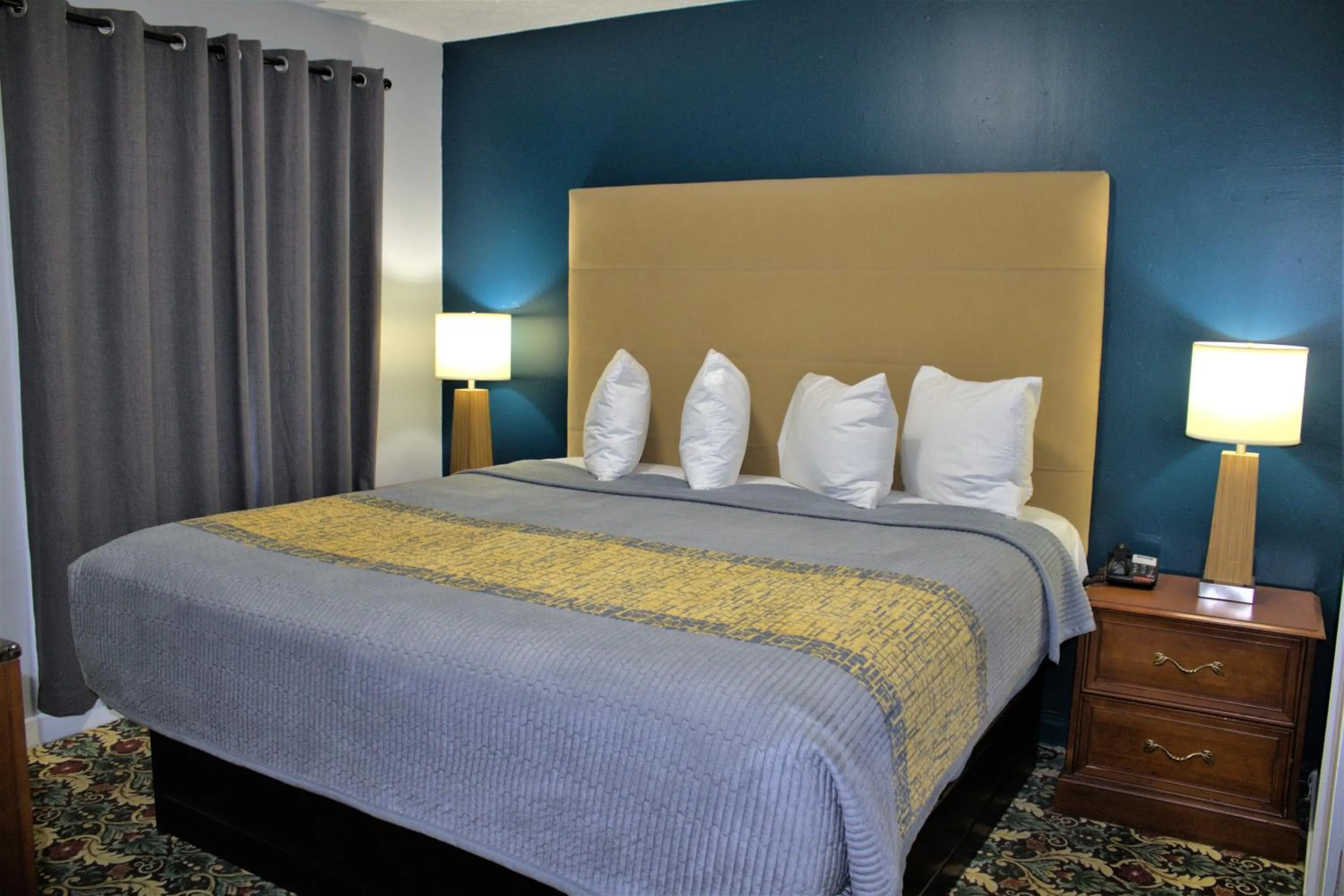 Bed in Hometowne Inn & Suites