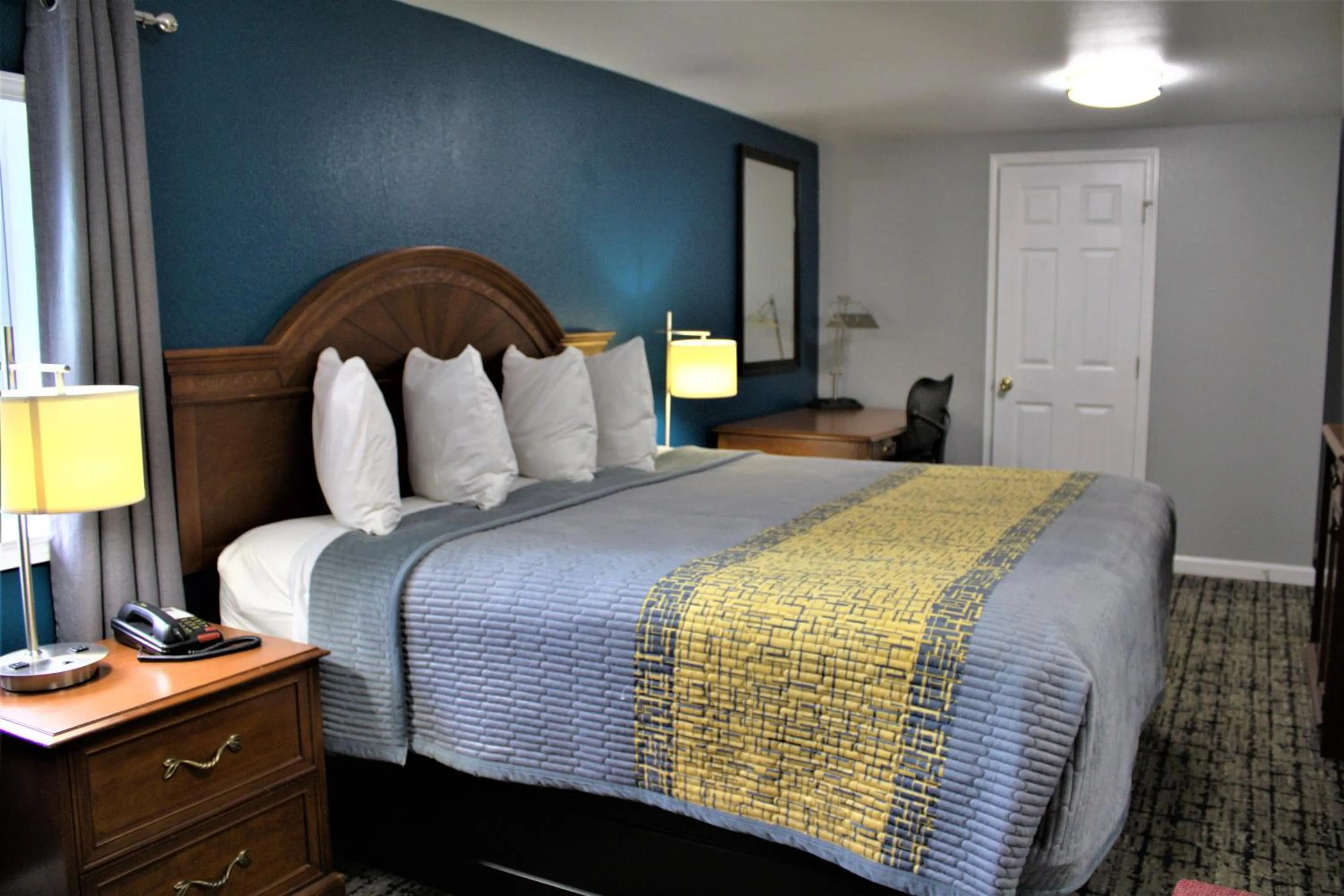 Bed in Hometowne Inn & Suites