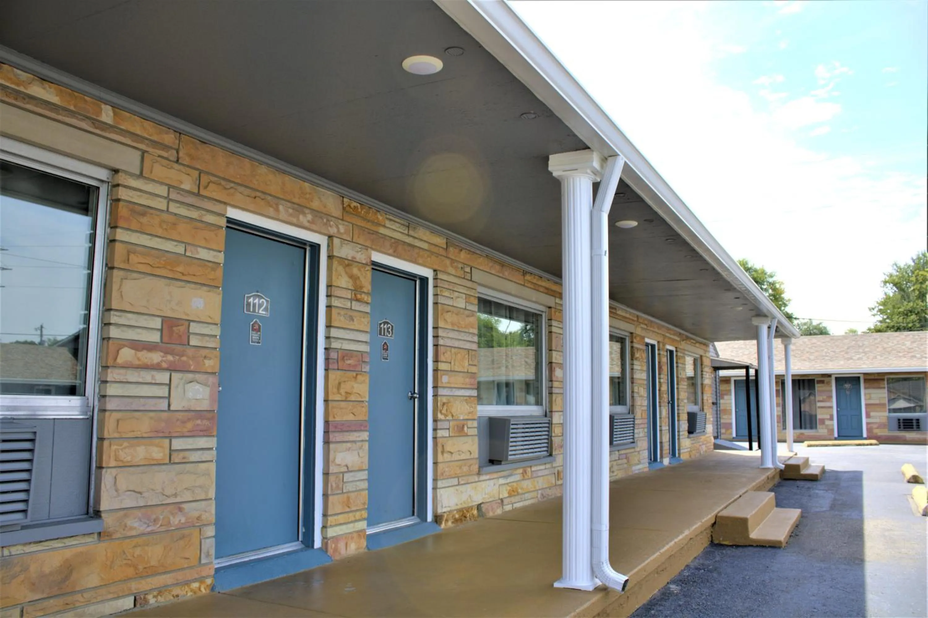 Property building in Hometowne Inn & Suites