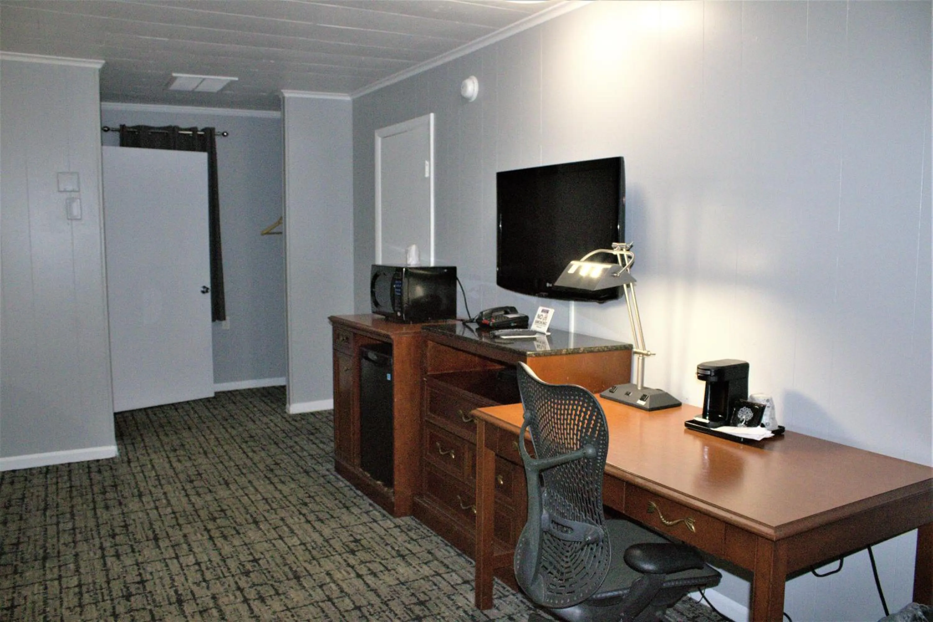 Hometowne Inn & Suites