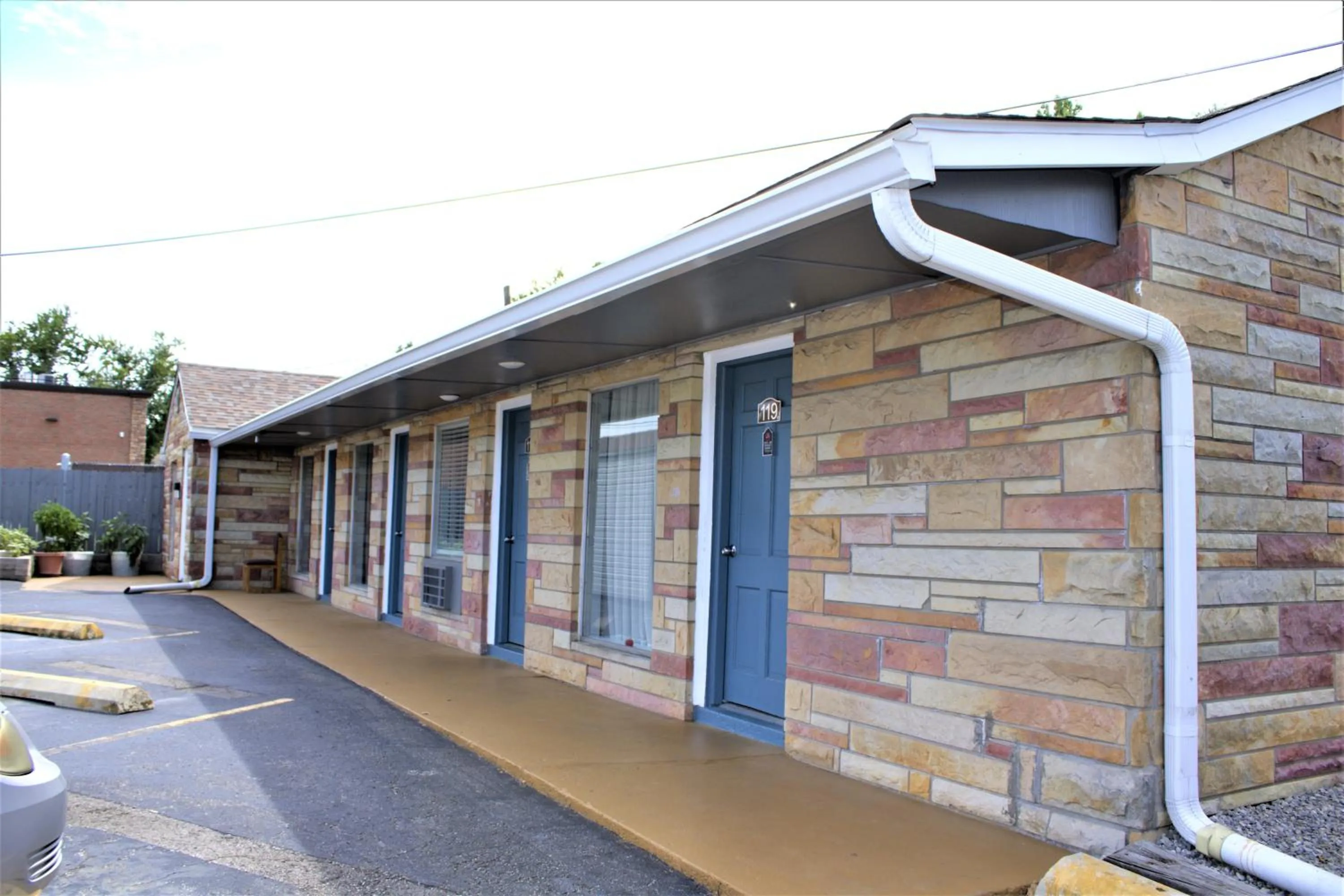 Property building in Hometowne Inn & Suites