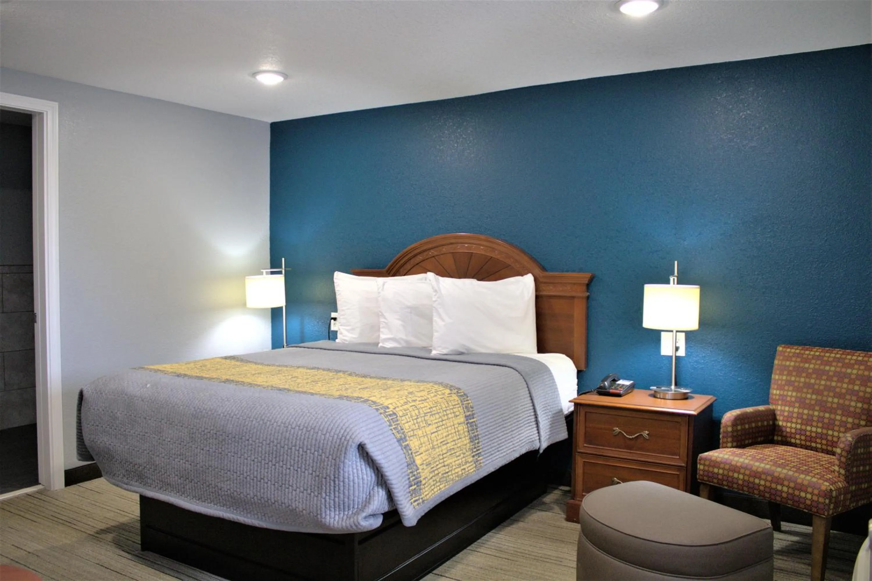 Bed in Hometowne Inn & Suites