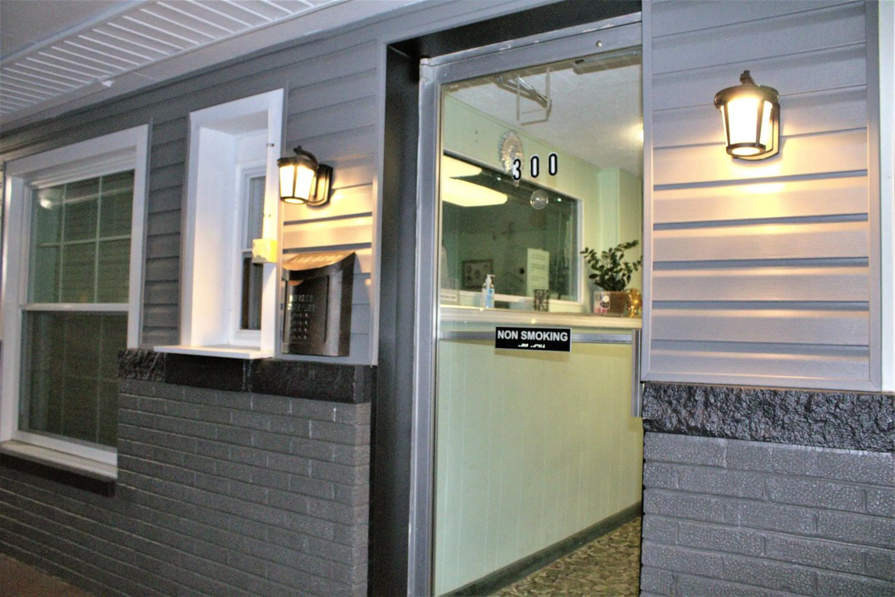 Property building in Hometowne Inn & Suites