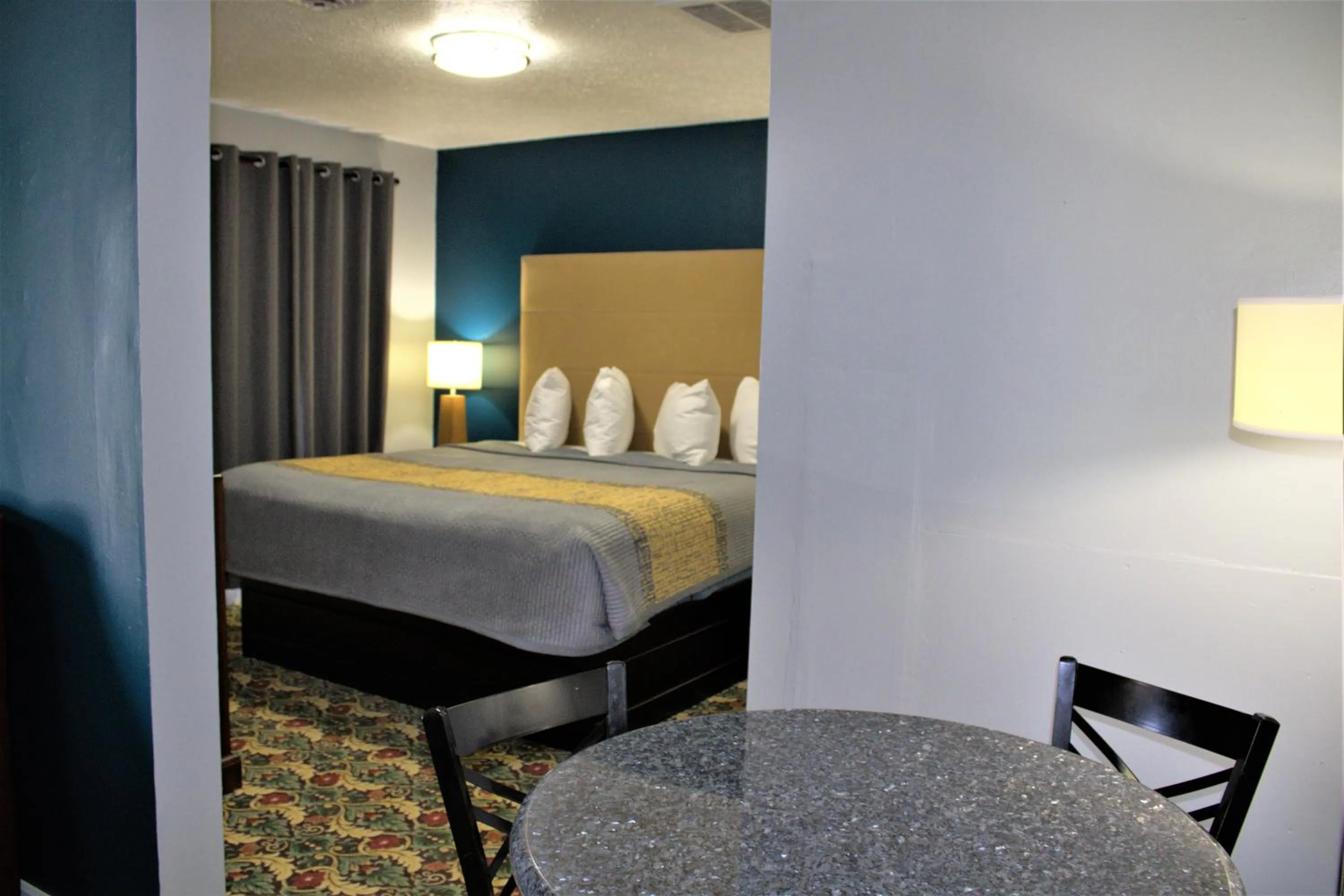 Bed in Hometowne Inn & Suites
