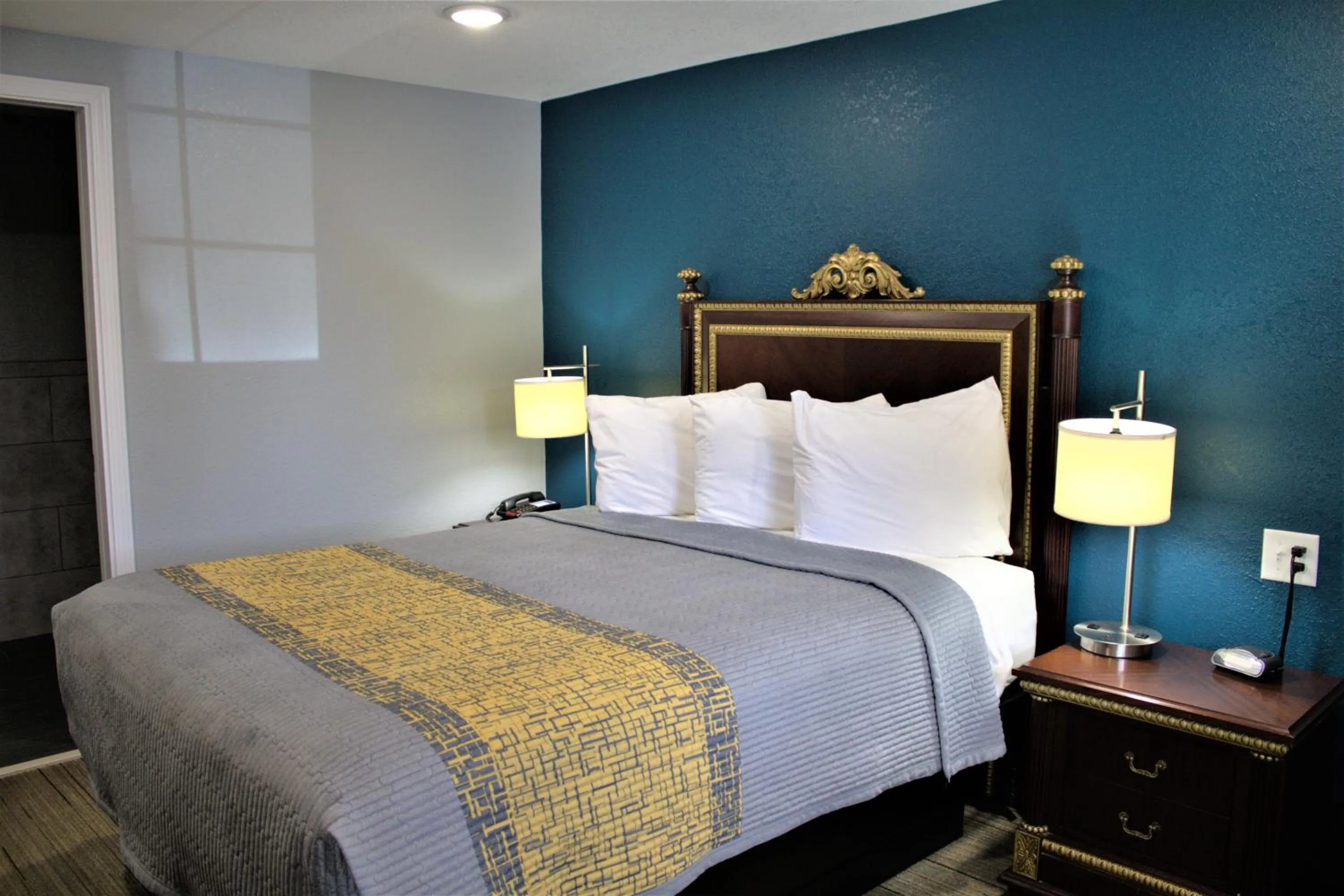 Bed in Hometowne Inn & Suites