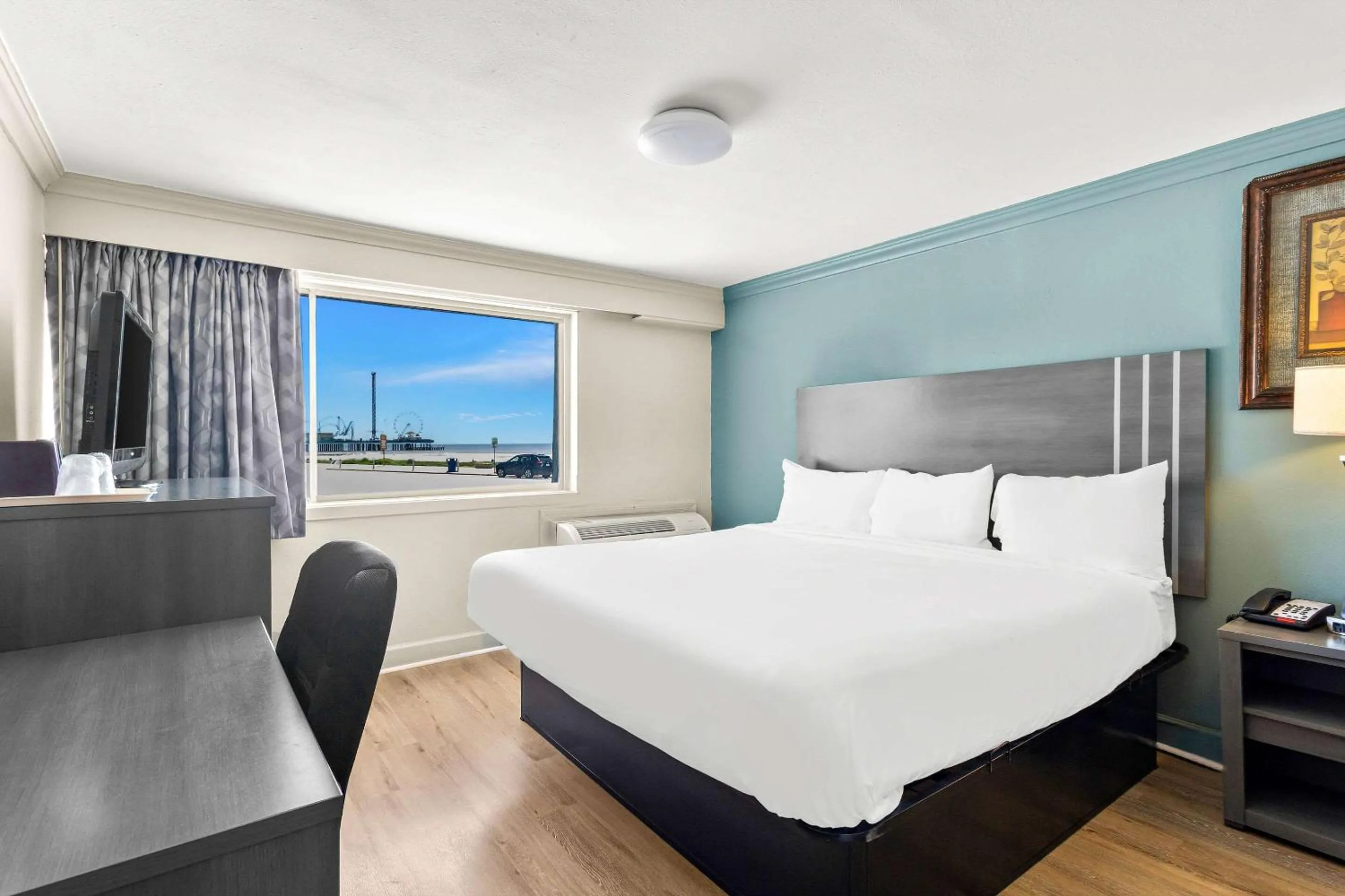 Bedroom, Bed in Econo Lodge Galveston Seawall