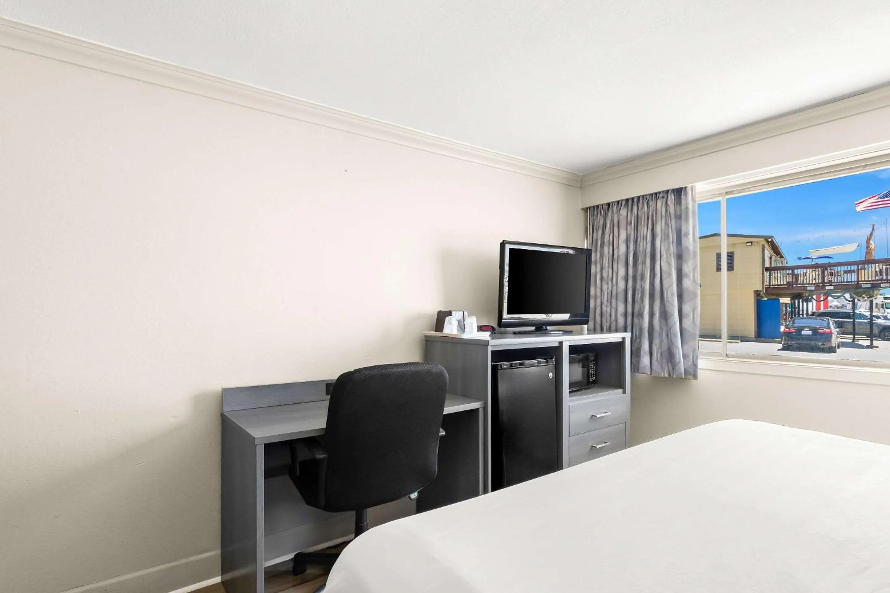 Bedroom, Bed in Econo Lodge Galveston Seawall