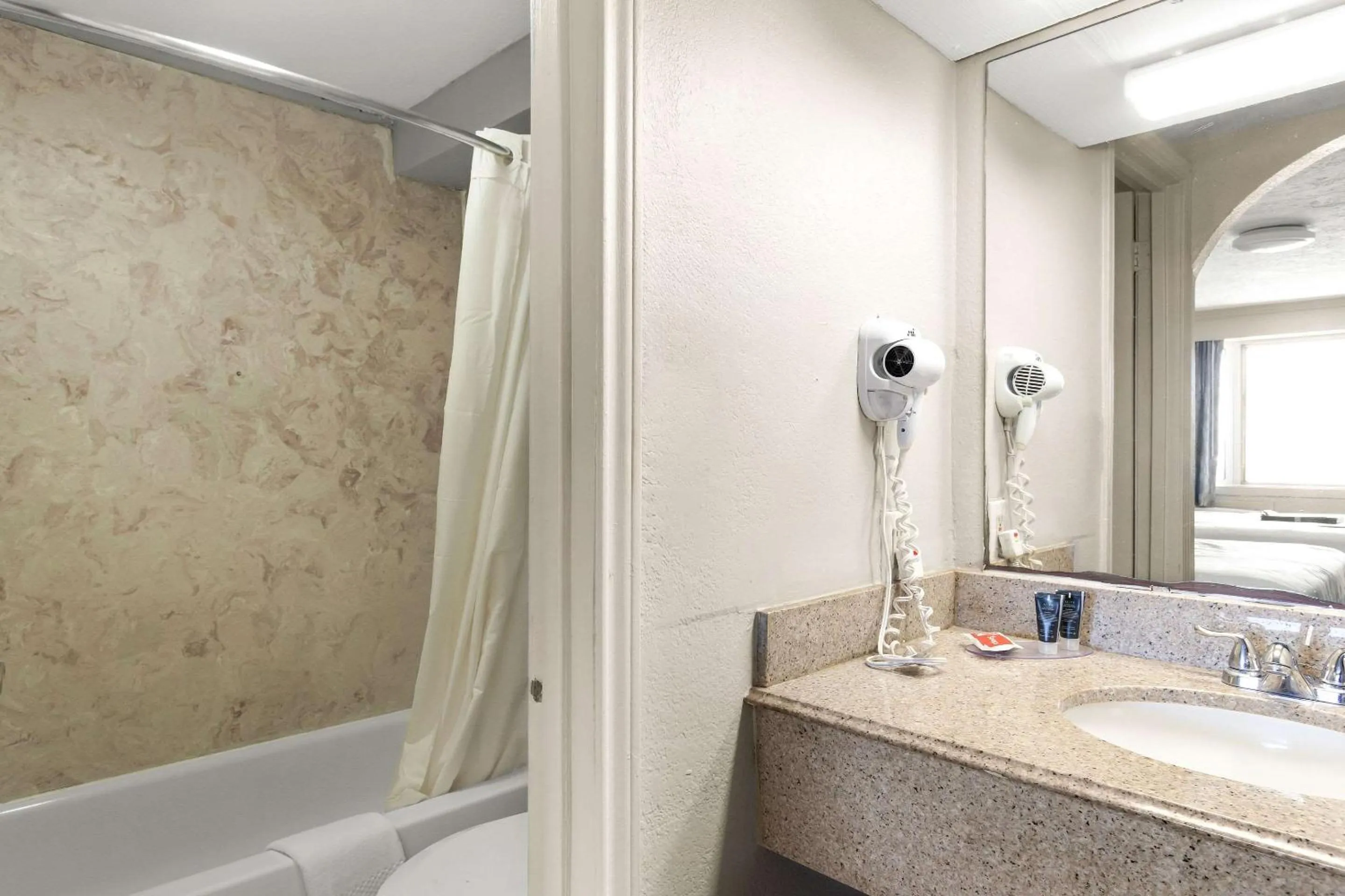 Bedroom in Econo Lodge Galveston Seawall