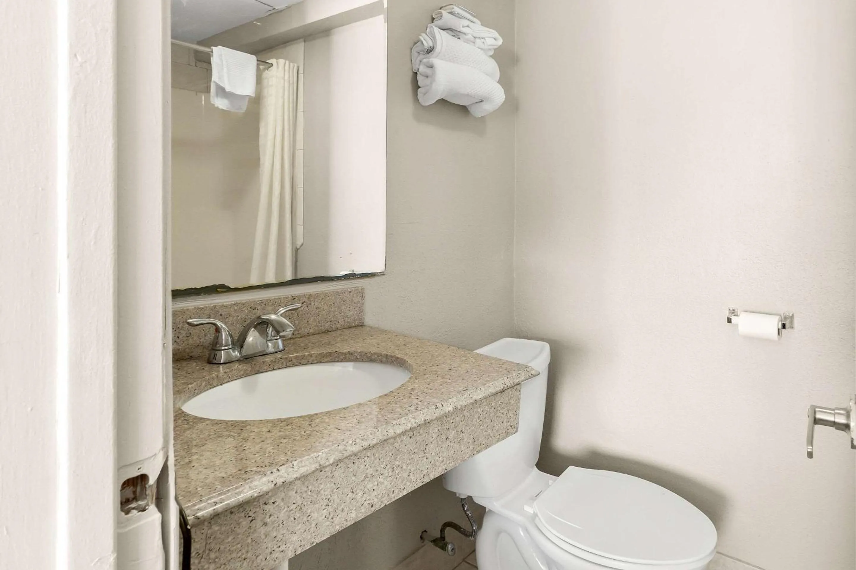 Bedroom in Econo Lodge Galveston Seawall