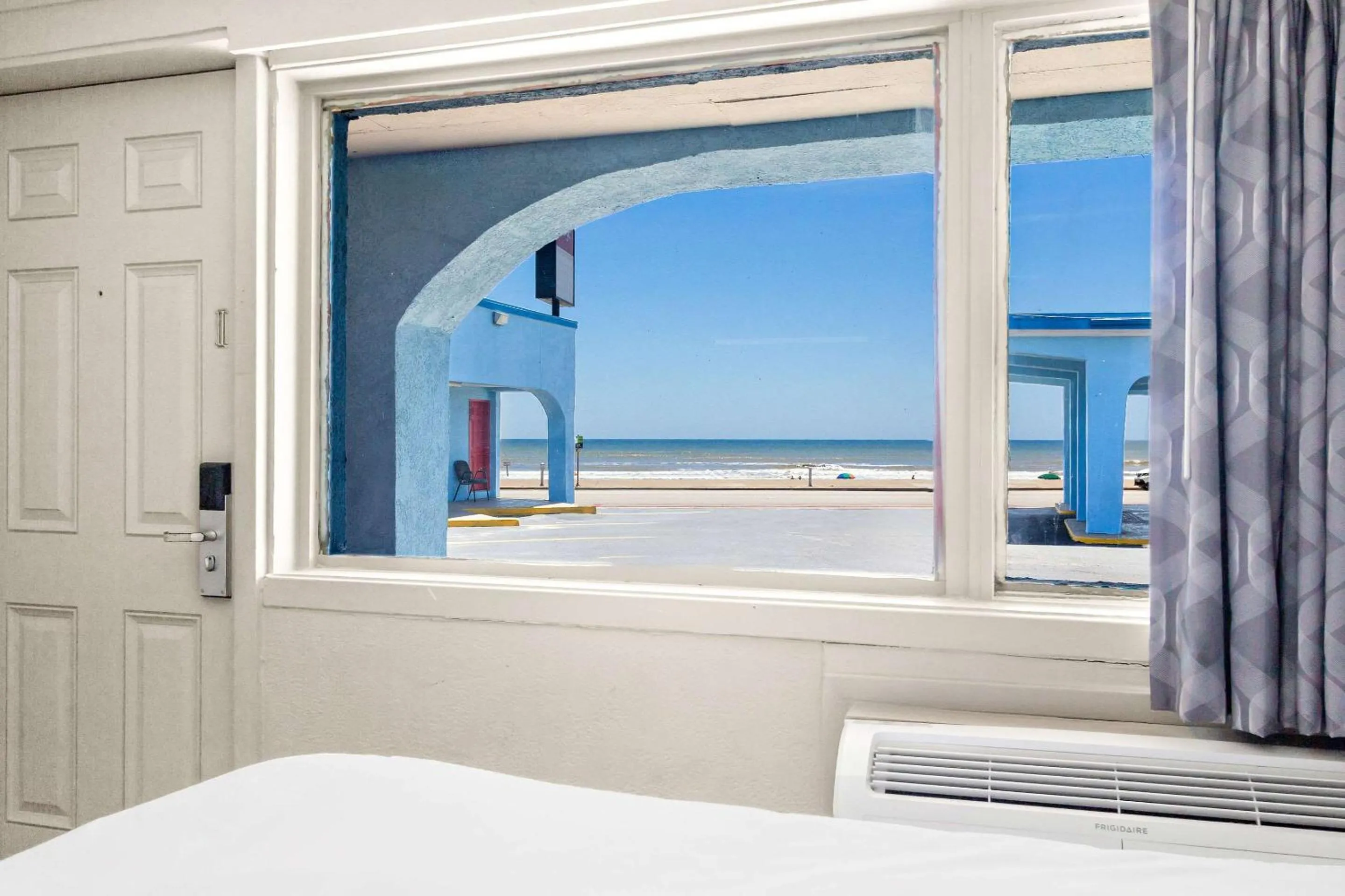Bedroom, Bed in Econo Lodge Galveston Seawall