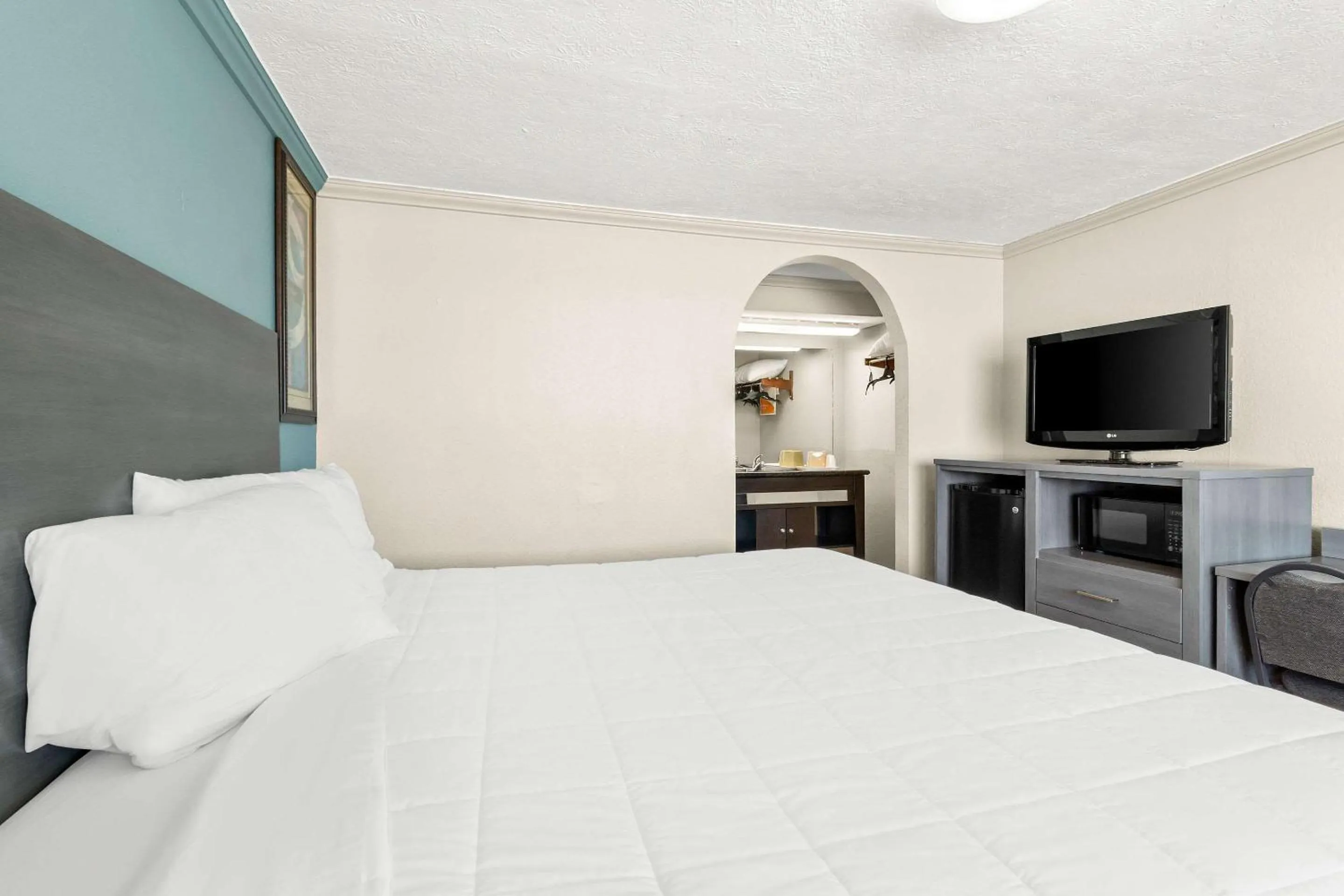 Bedroom, Bed in Econo Lodge Galveston Seawall