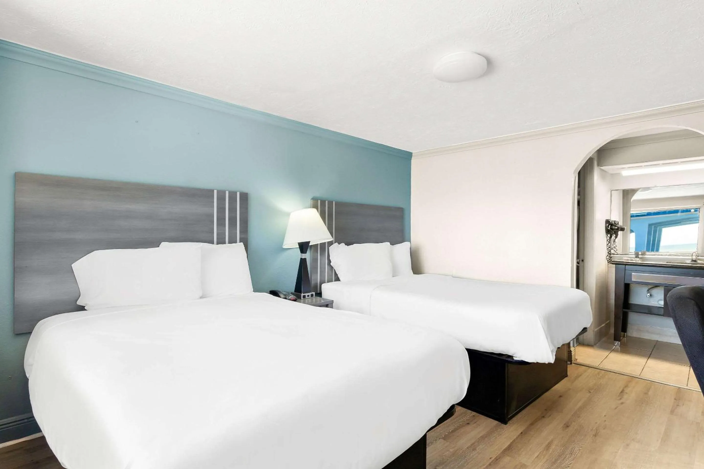 Bedroom, Bed in Econo Lodge Galveston Seawall