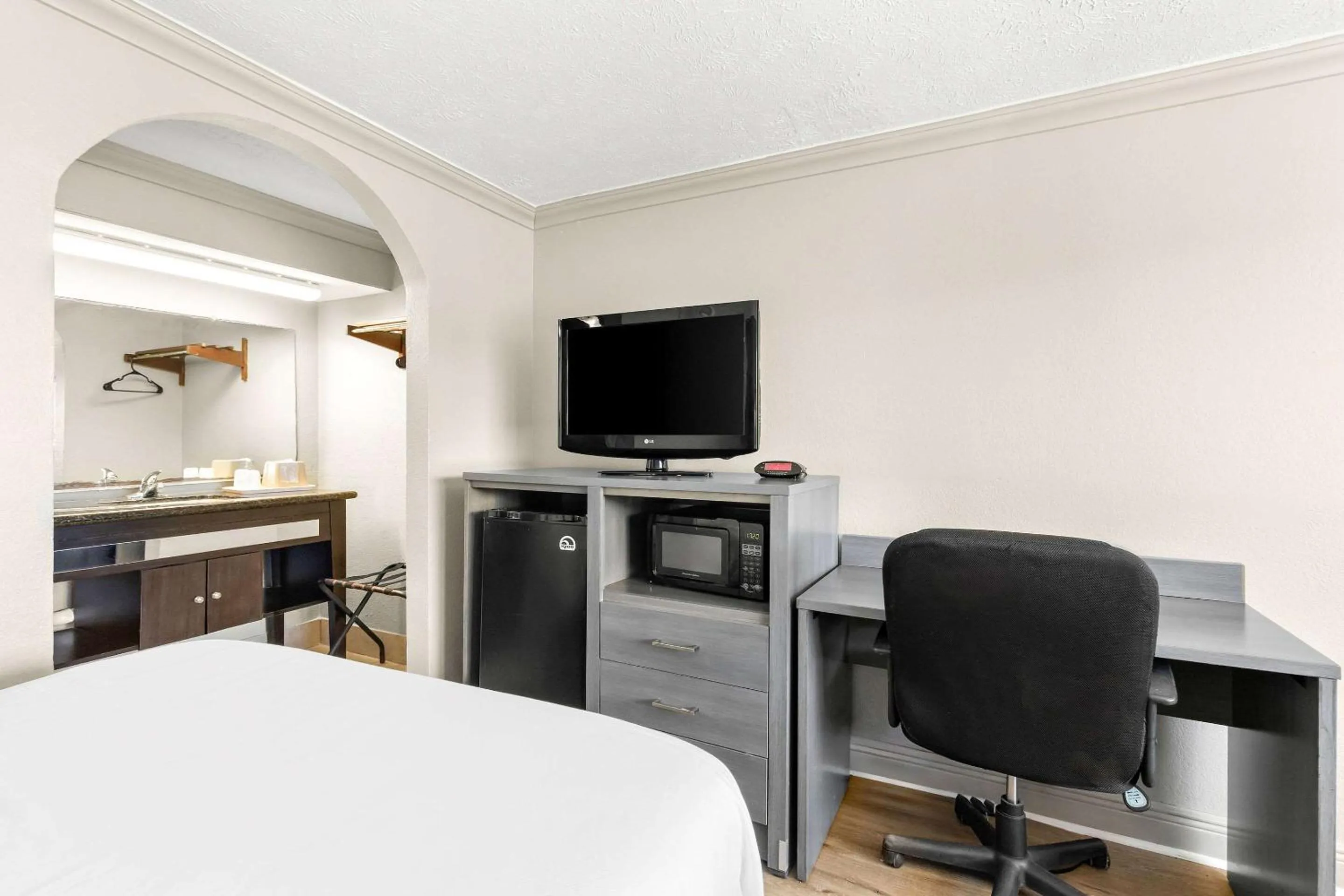 Bedroom in Econo Lodge Galveston Seawall