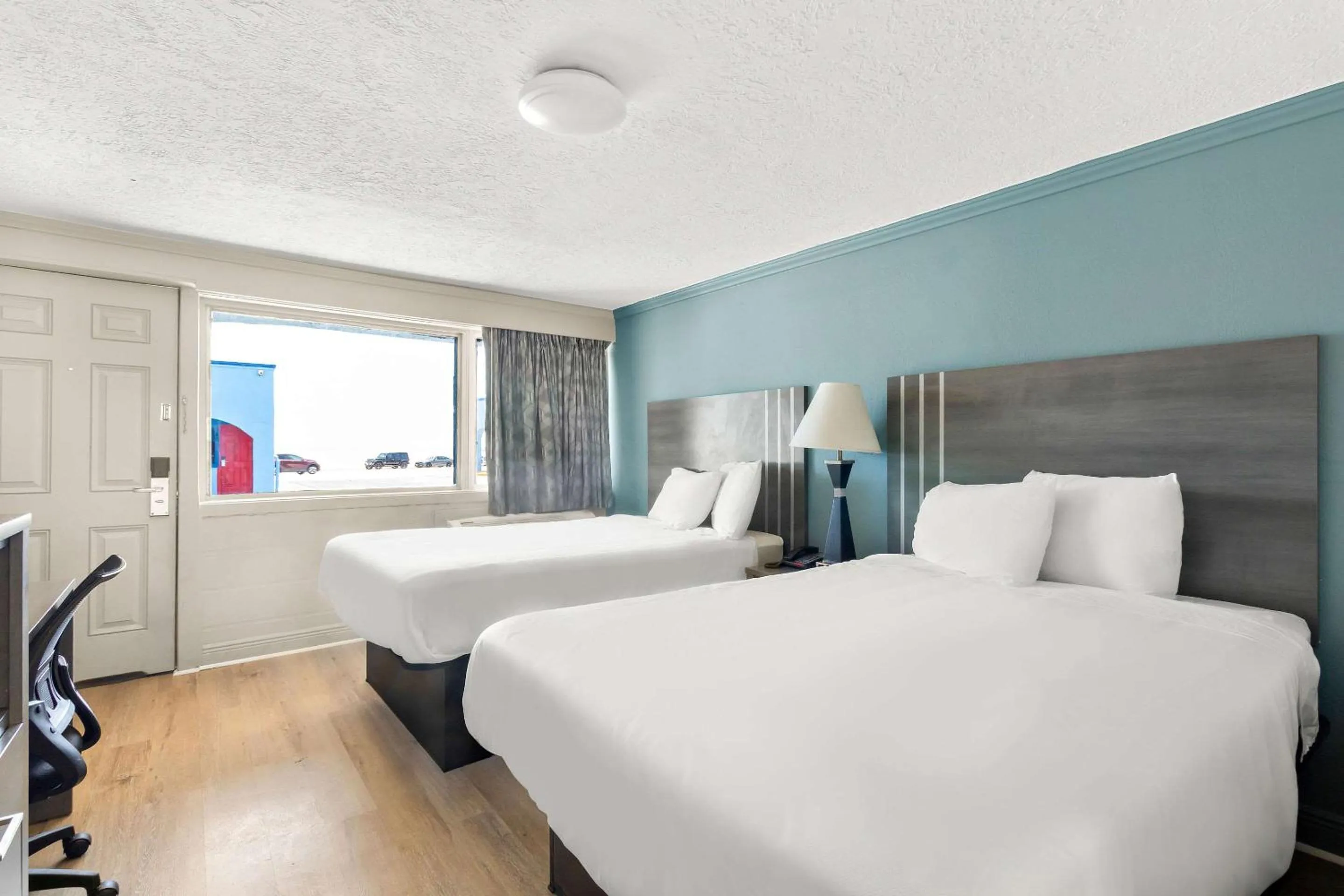 Bedroom, Bed in Econo Lodge Galveston Seawall