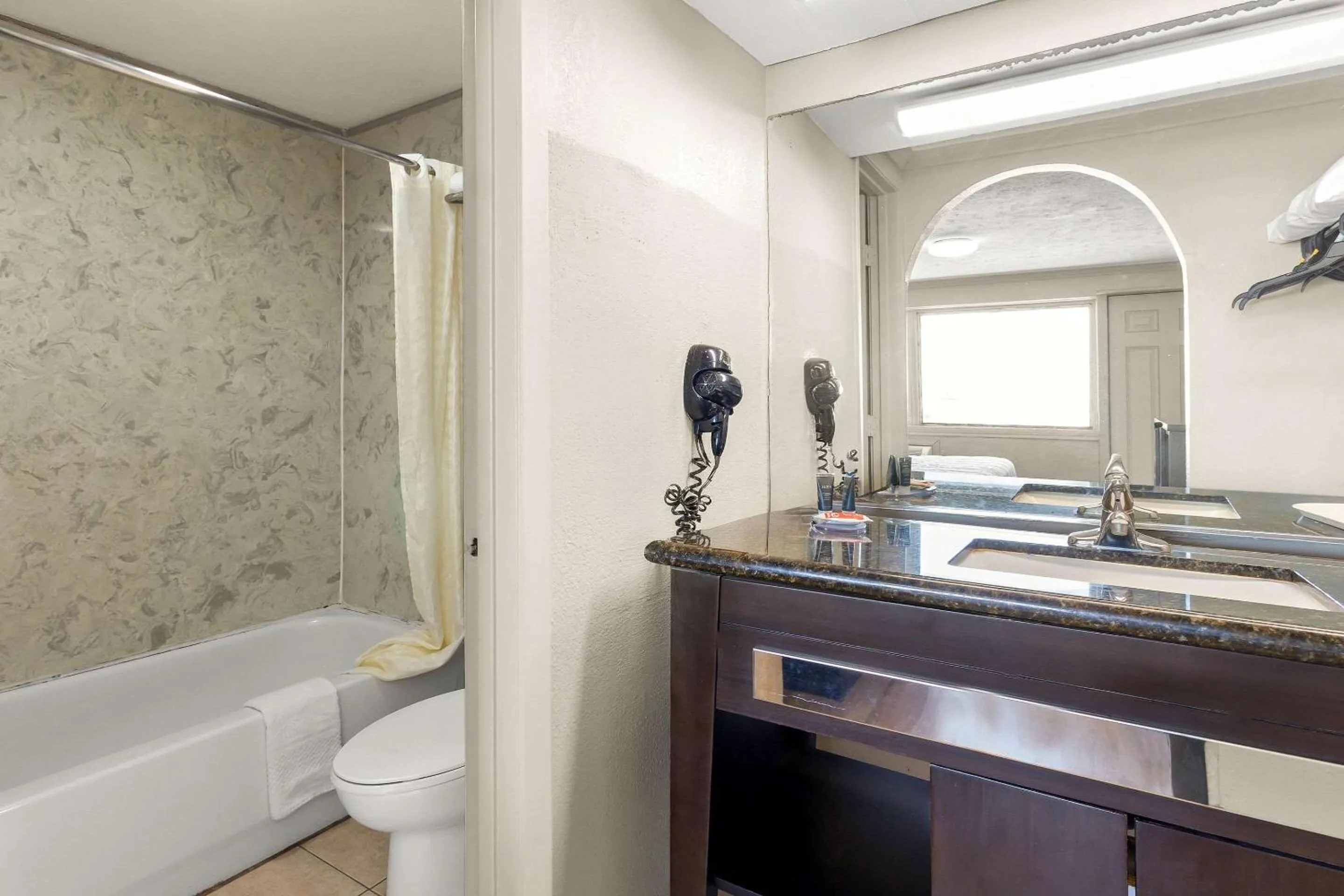 Bedroom in Econo Lodge Galveston Seawall