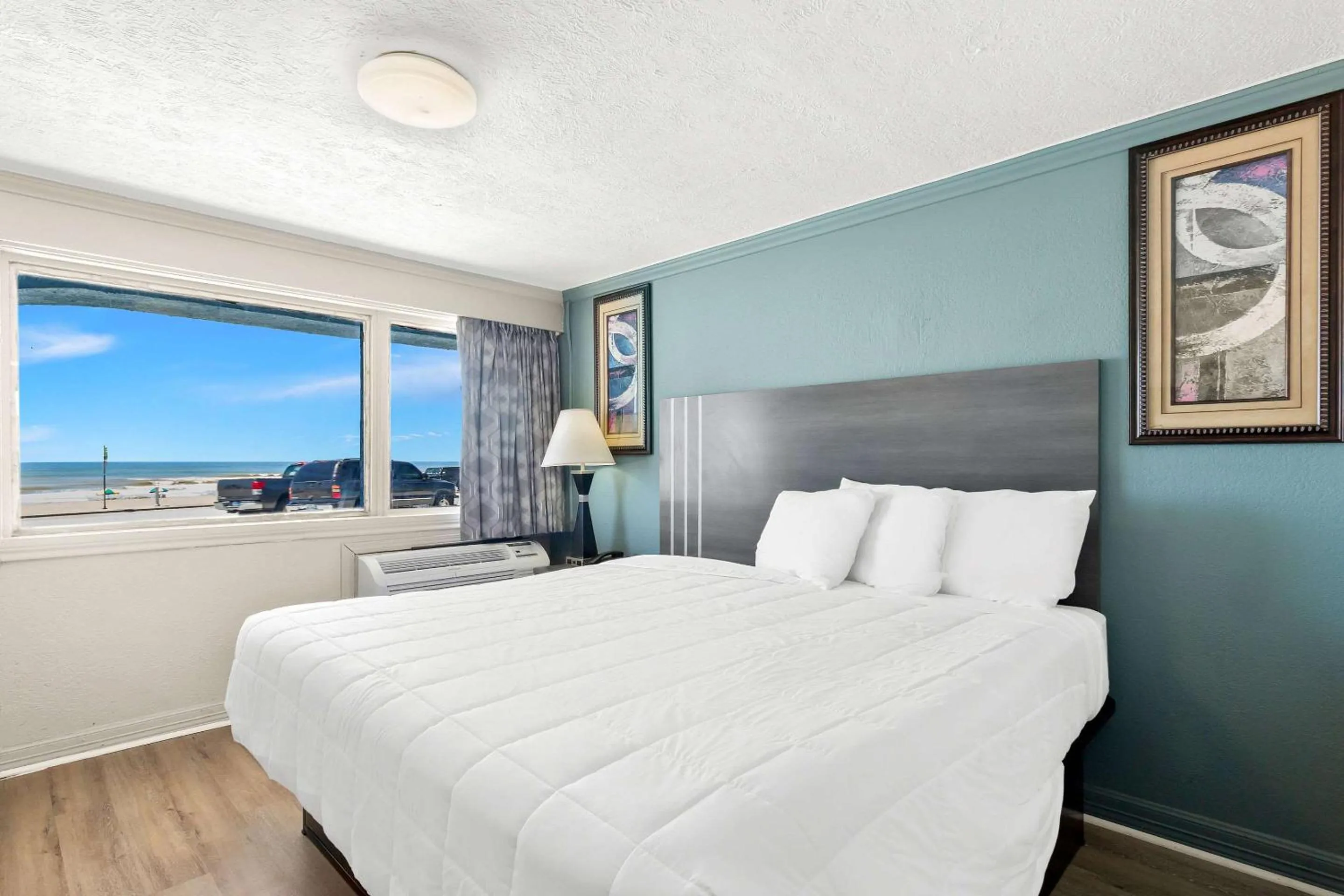 Bedroom, Bed in Econo Lodge Galveston Seawall