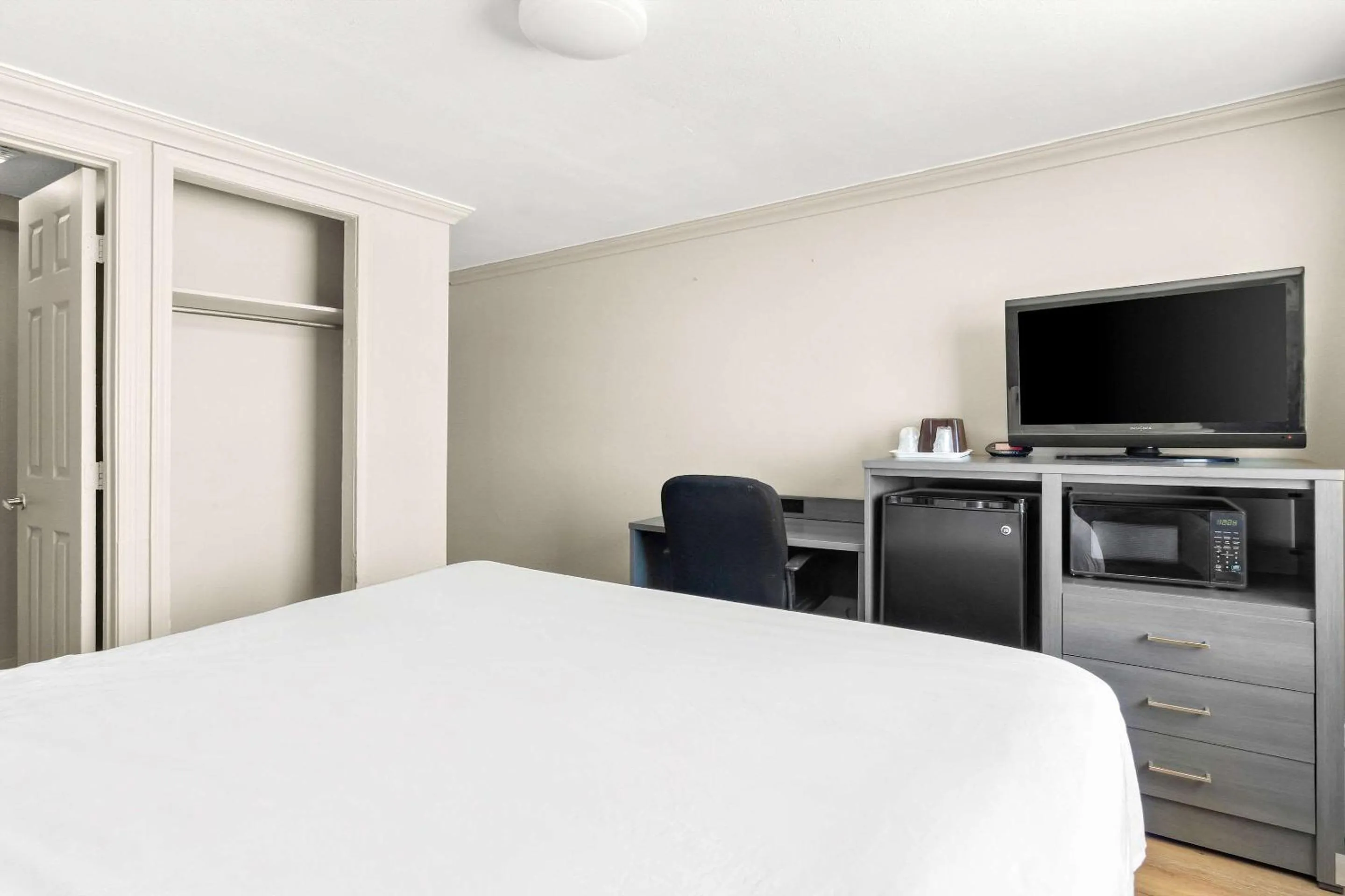 Bedroom, Bed in Econo Lodge Galveston Seawall