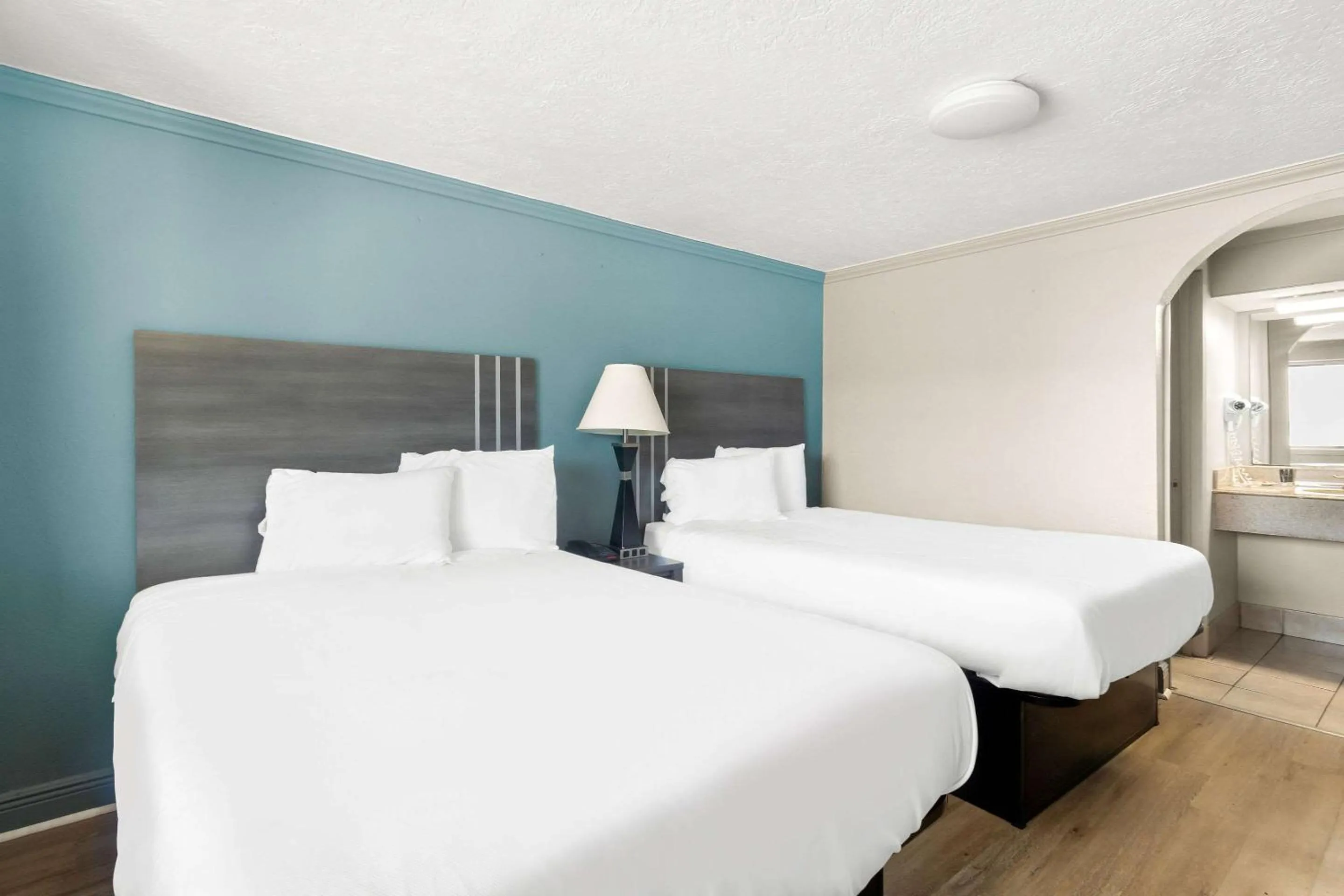 Bedroom, Bed in Econo Lodge Galveston Seawall