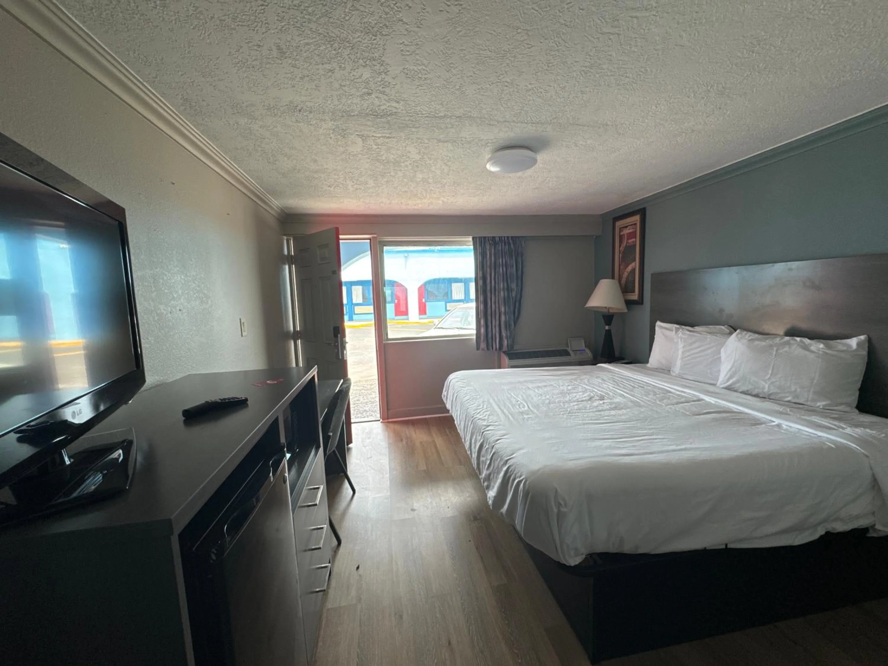 Bed in Econo Lodge Galveston Seawall