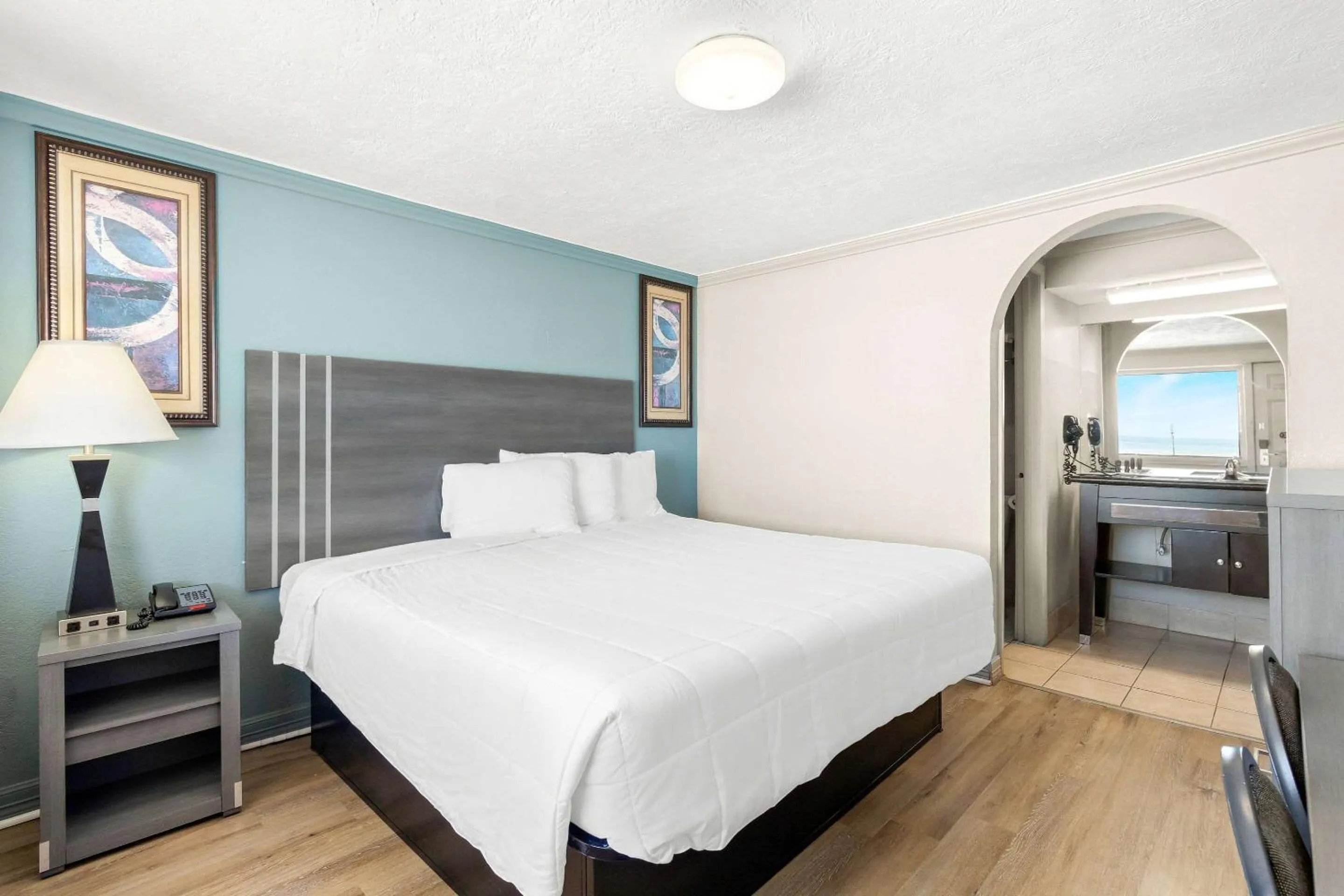 Bedroom, Bed in Econo Lodge Galveston Seawall