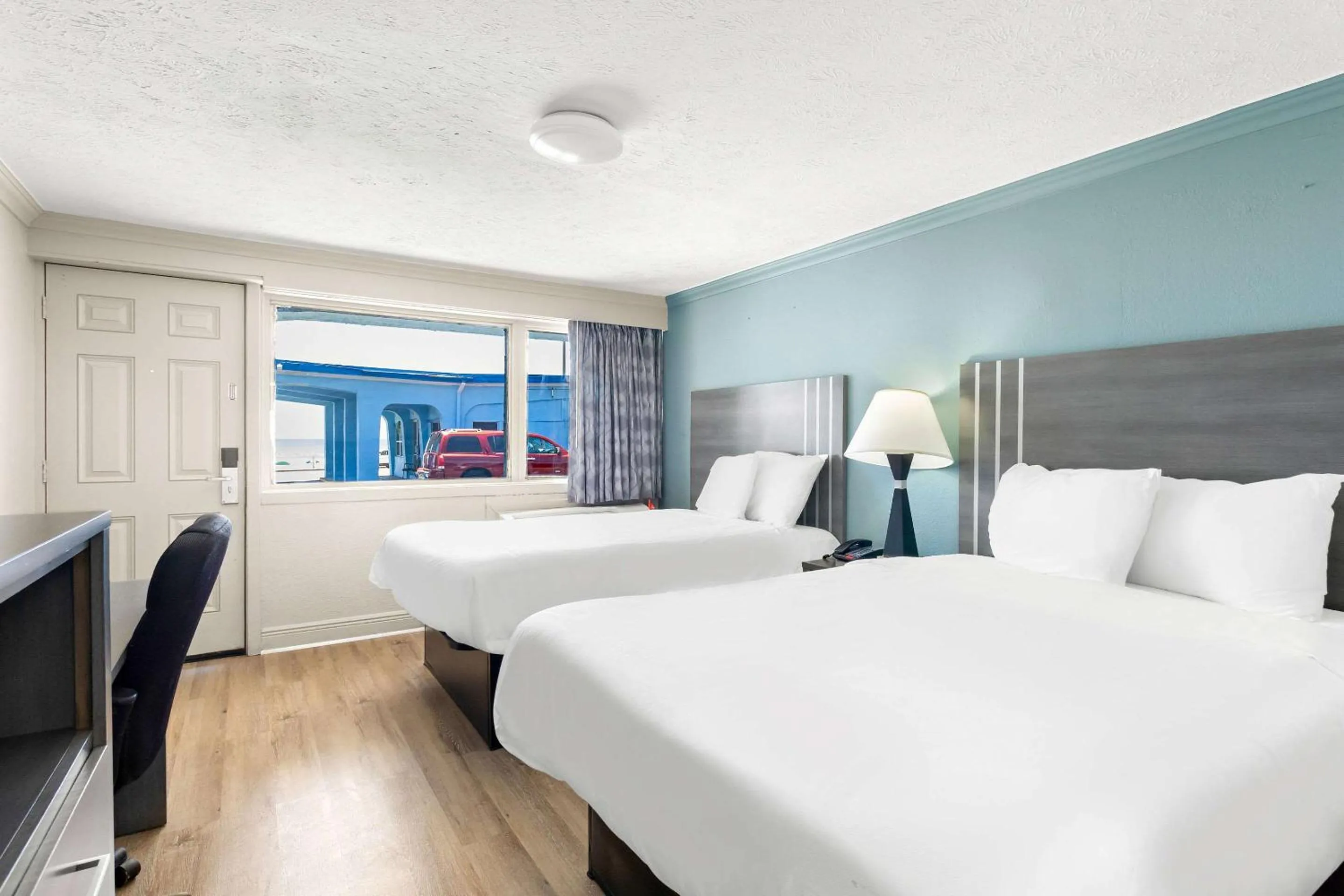 Bedroom, Bed in Econo Lodge Galveston Seawall