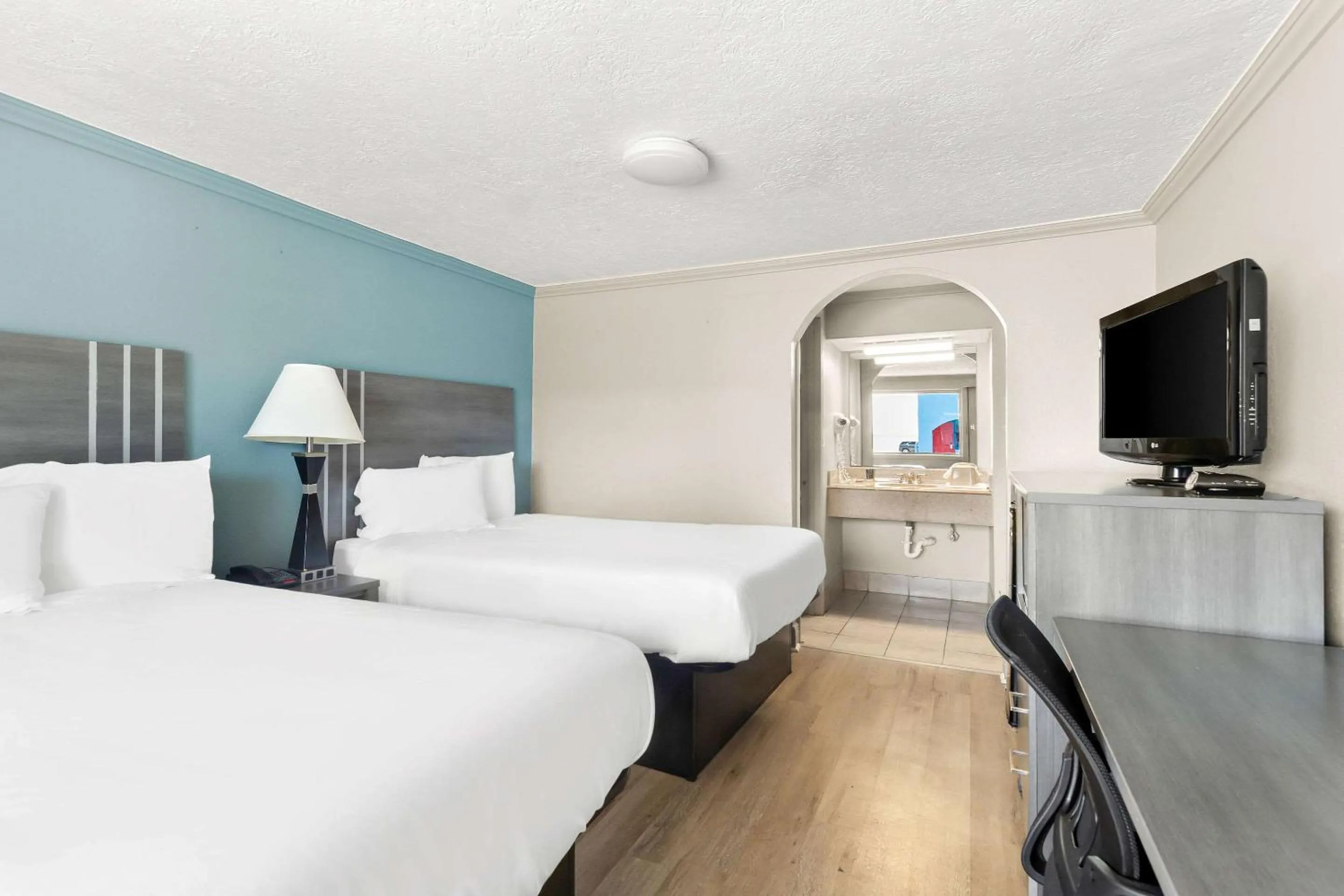 Bedroom, Bed in Econo Lodge Galveston Seawall