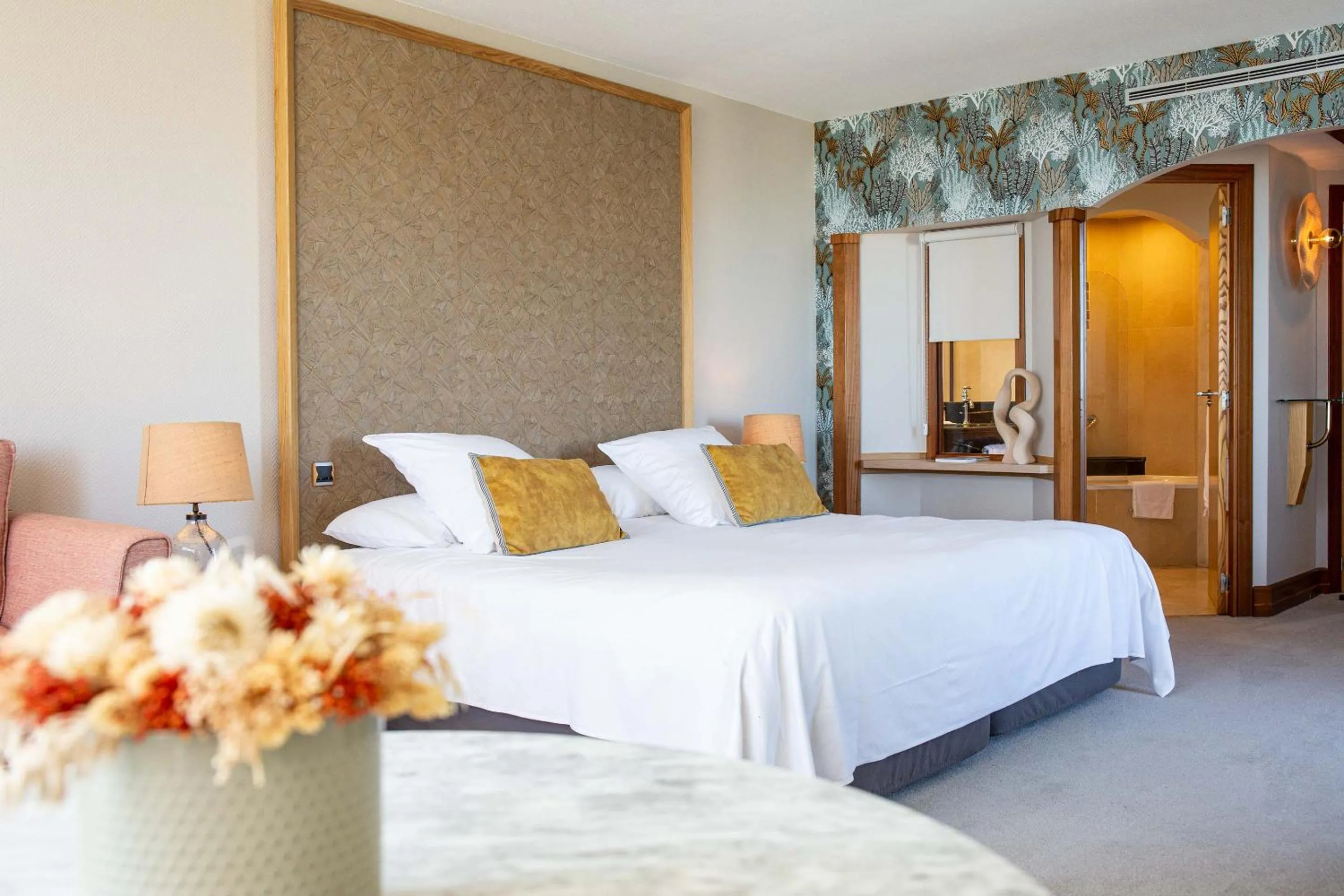 Bedroom, Bed in Grand Hôtel Les Flamants Roses Thalasso & Spa