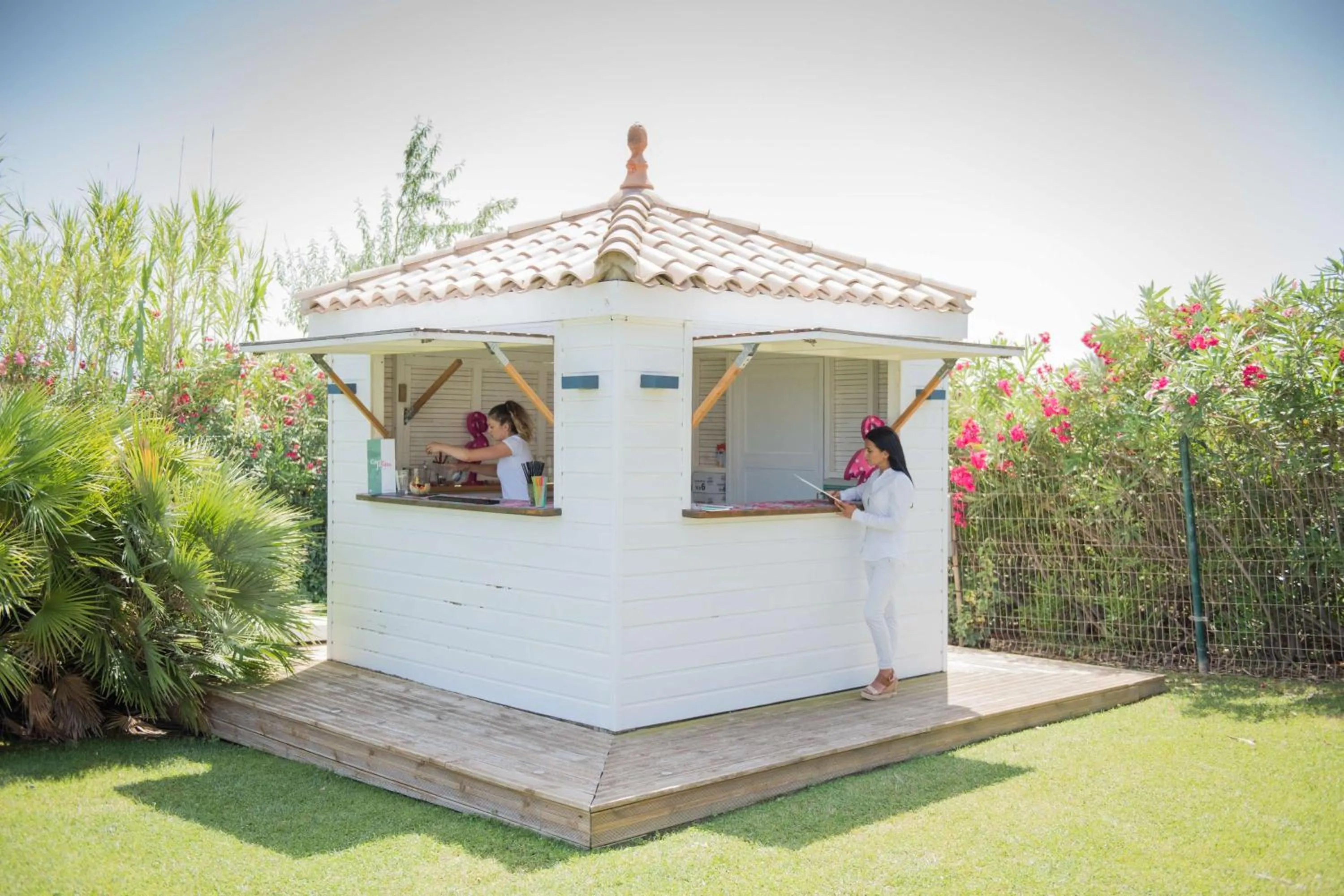 Property building in Grand Hôtel Les Flamants Roses Thalasso & Spa