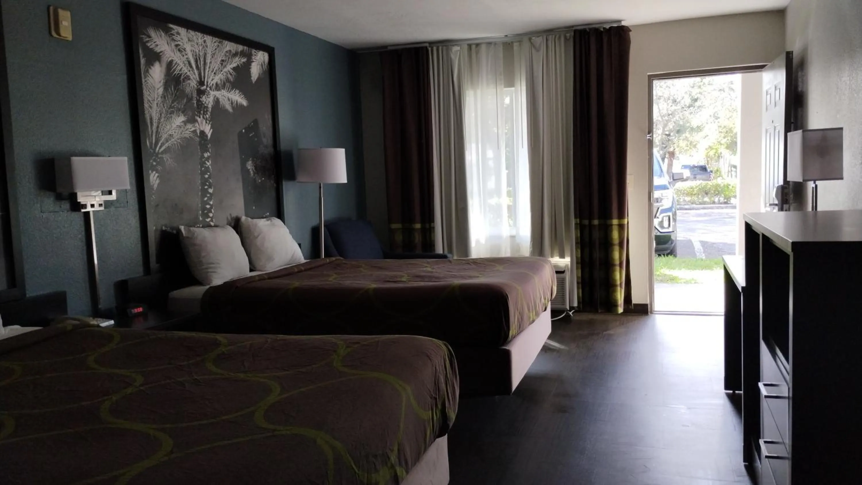 Bed in Super 8 Motel by Wyndham near Fort Lauderdale Arpt