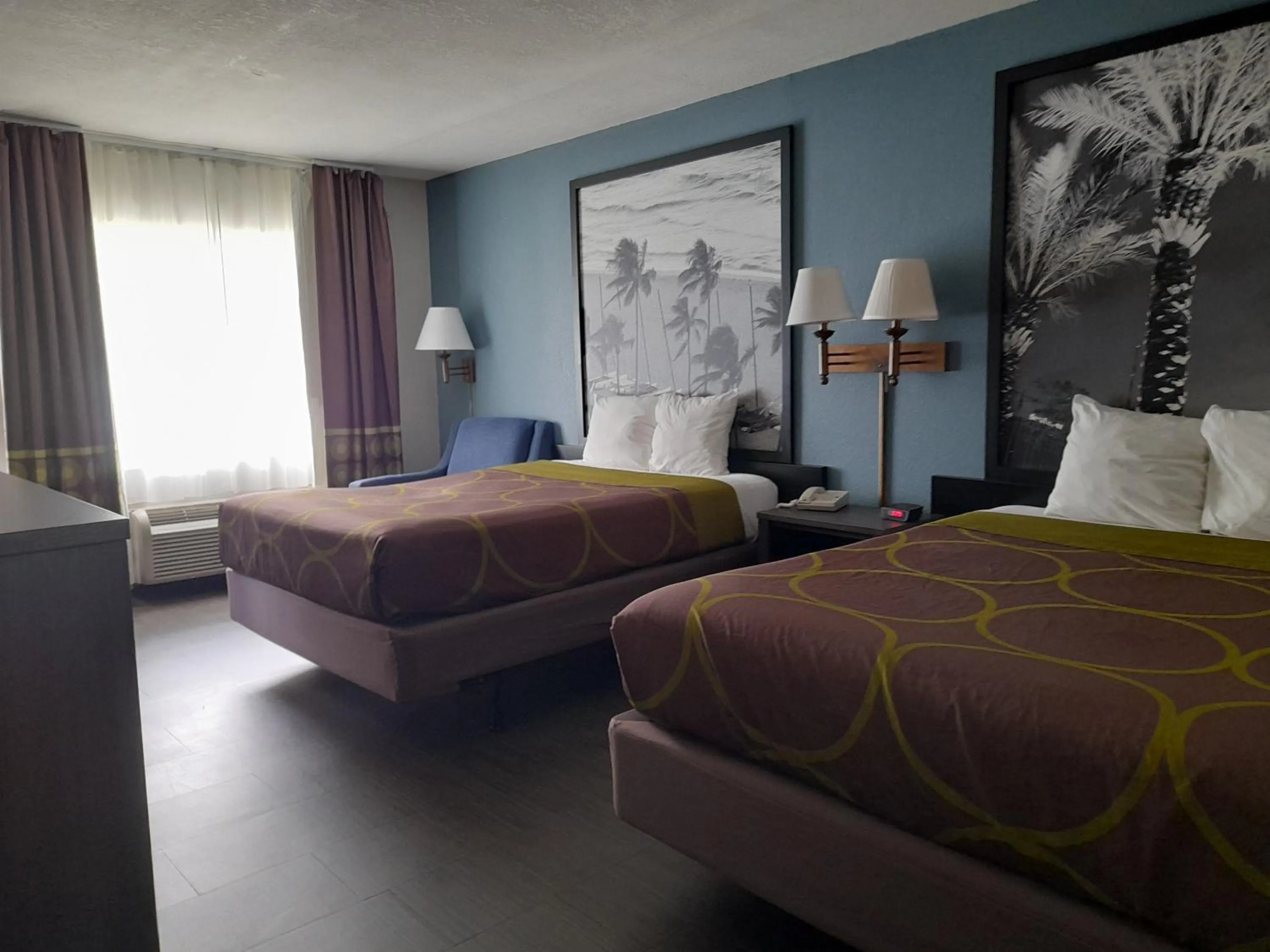 Bed in Super 8 Motel by Wyndham near Fort Lauderdale Arpt