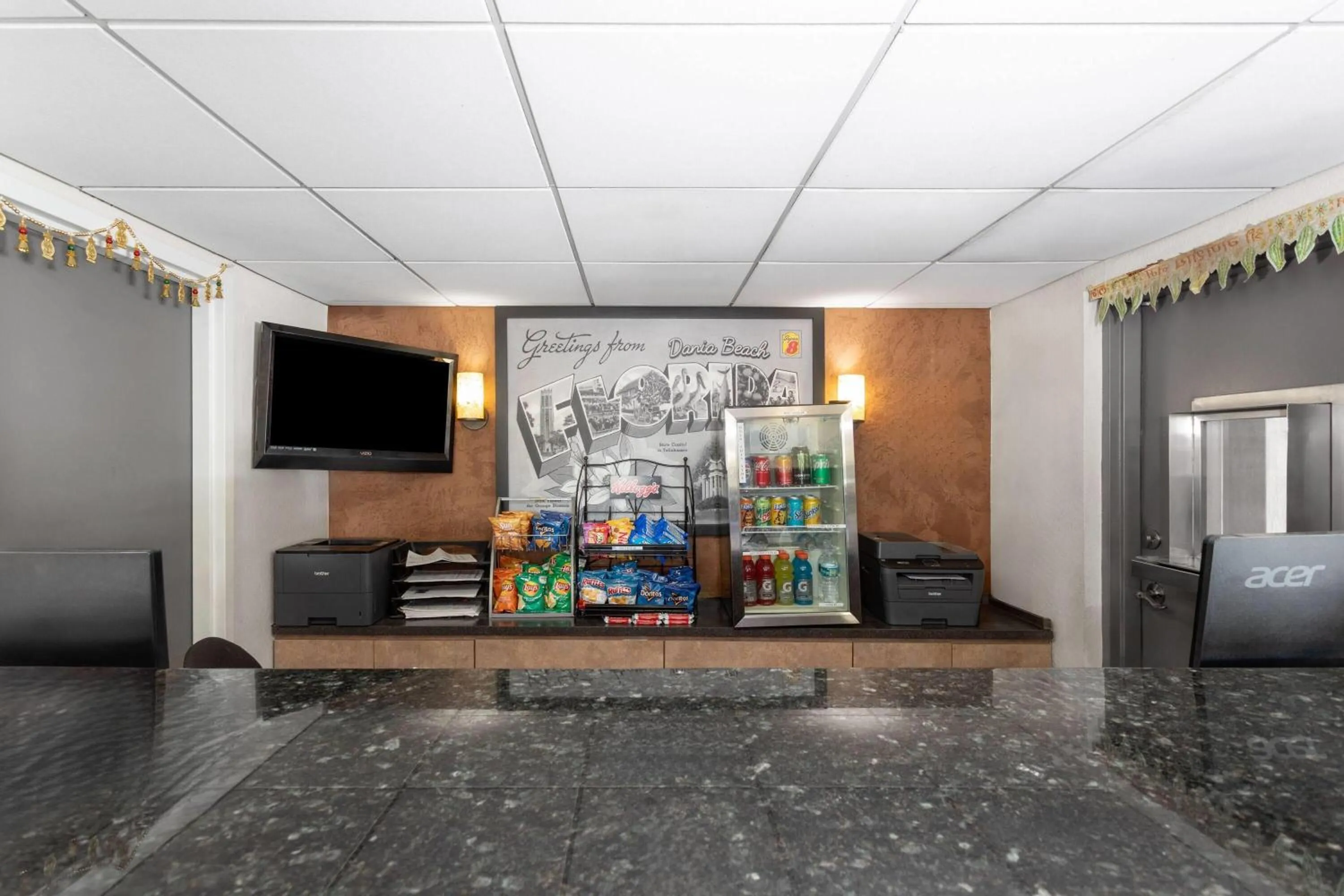 Food and drinks in Super 8 Motel by Wyndham near Fort Lauderdale Arpt