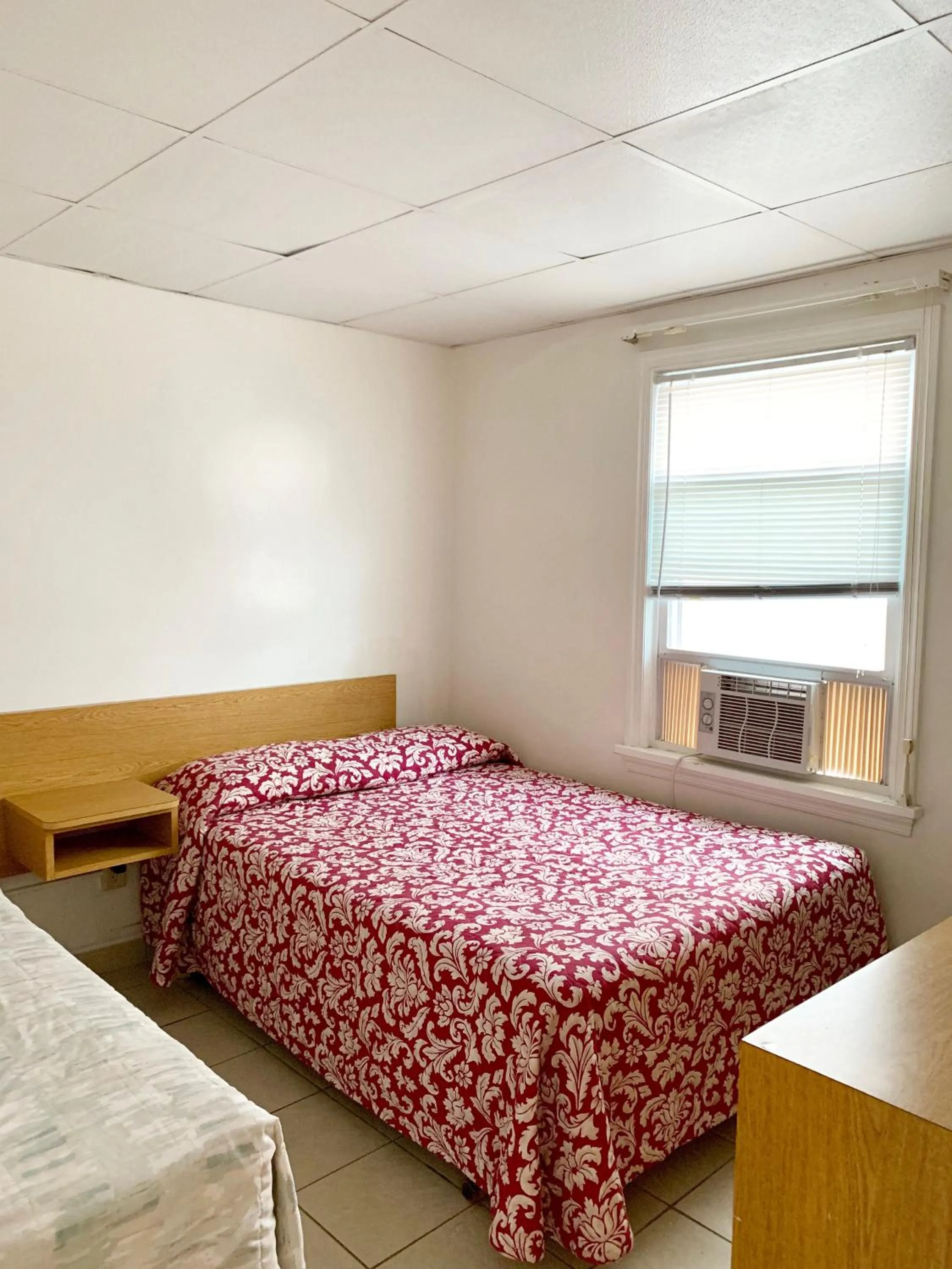 Bed in White Caps Motel