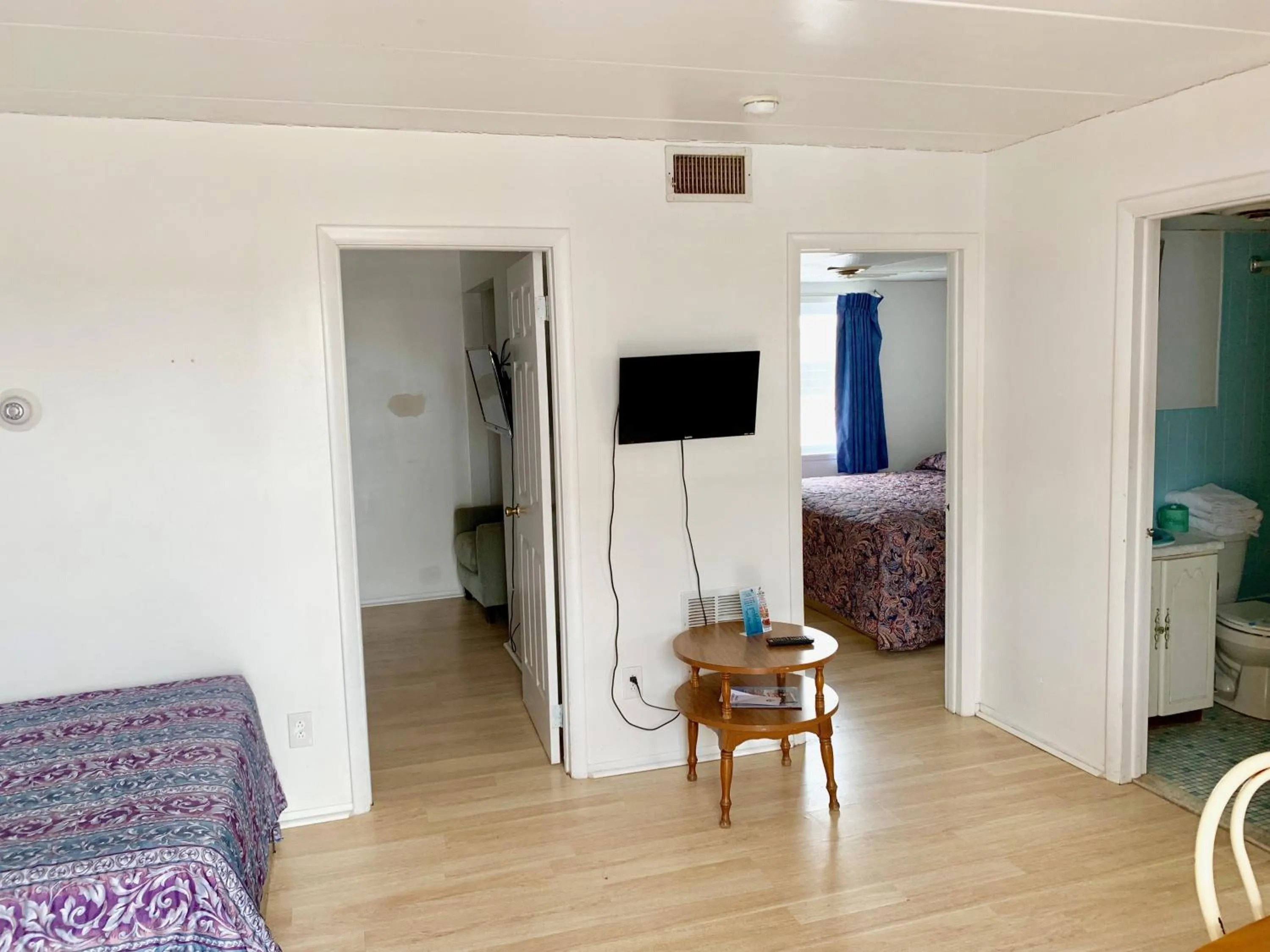 Communal lounge/ TV room, Bed in White Caps Motel