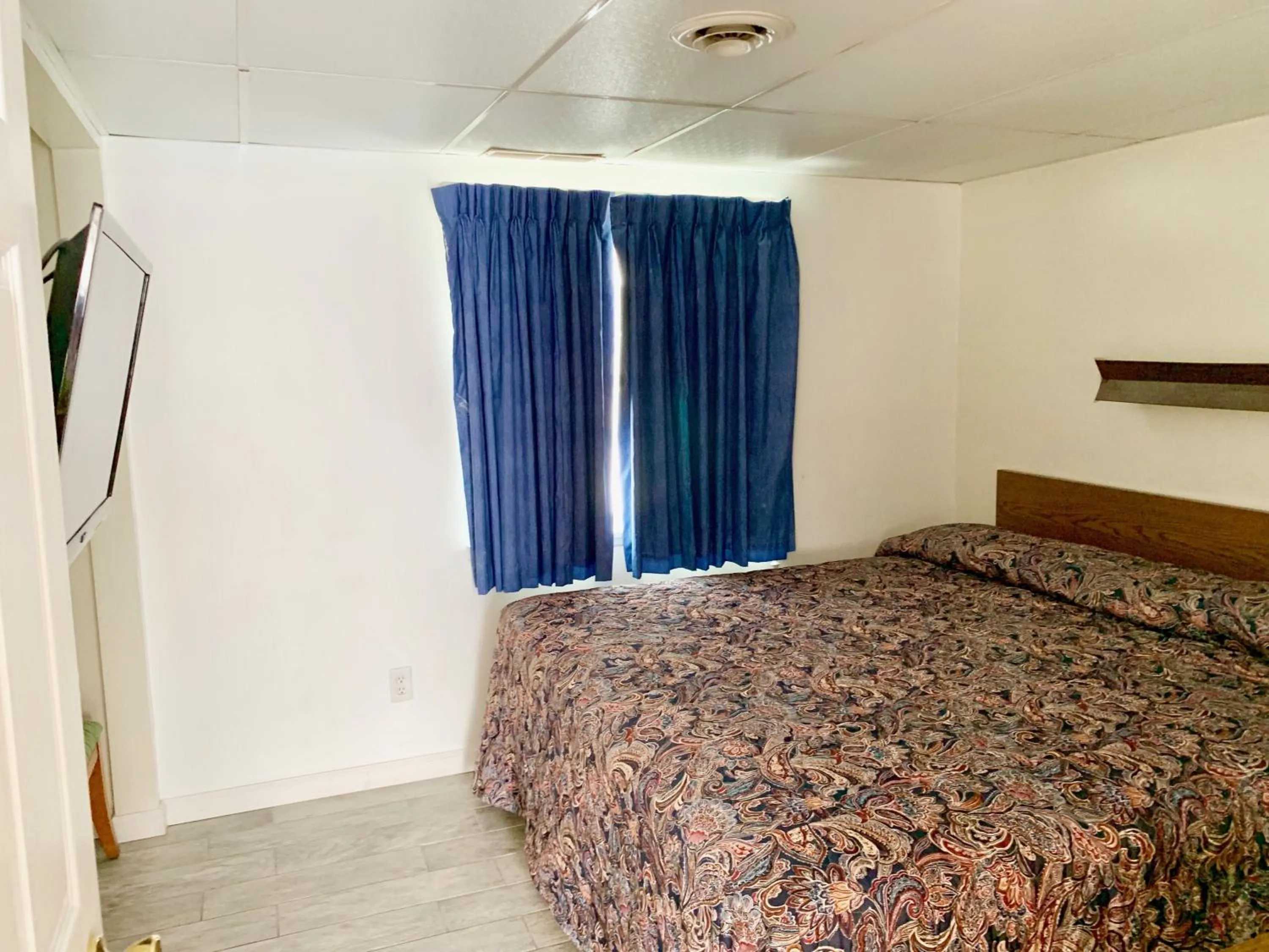 Bed in White Caps Motel