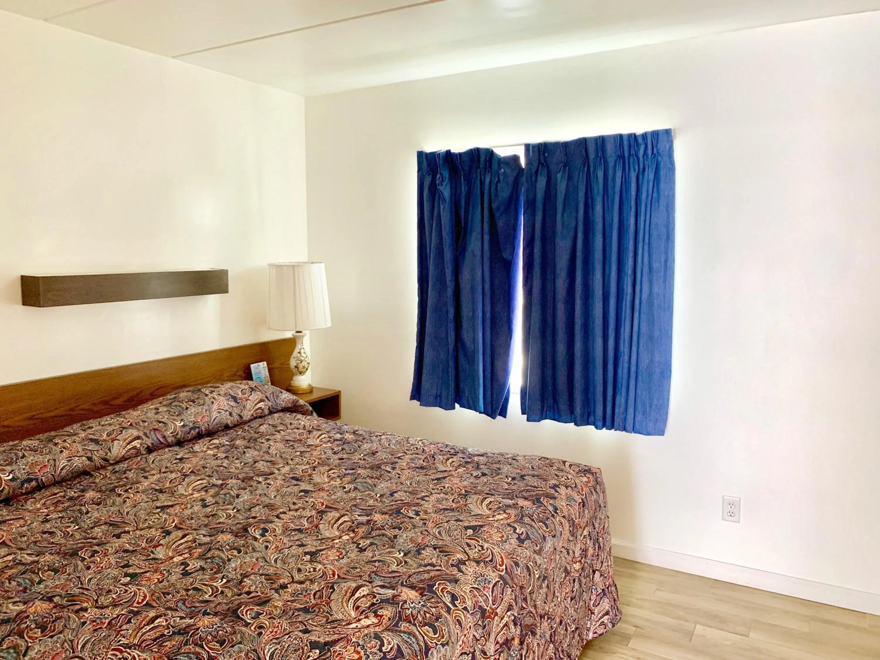 Bed in White Caps Motel