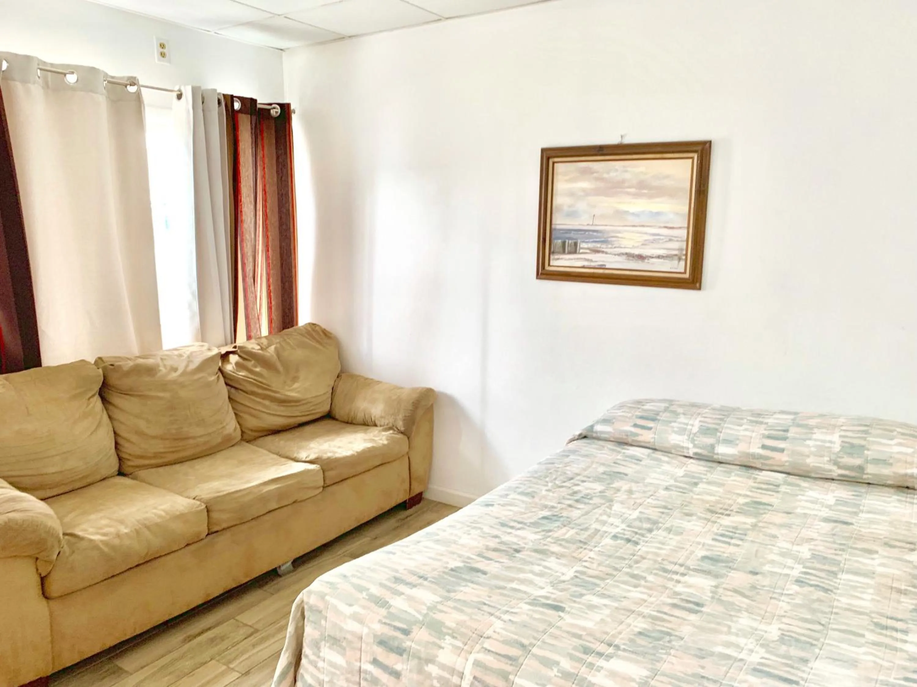 Bed in White Caps Motel