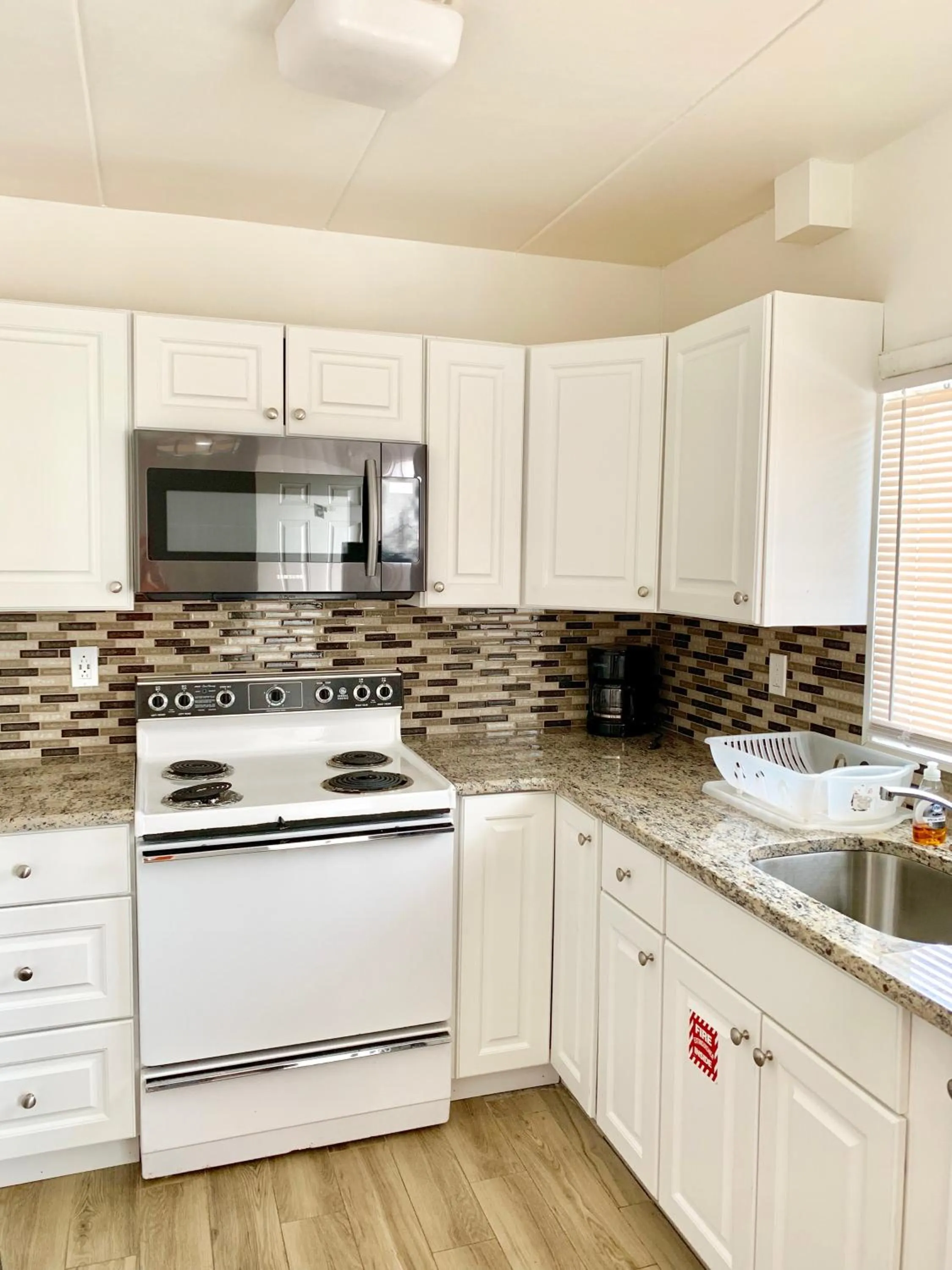 Kitchen or kitchenette in White Caps Motel